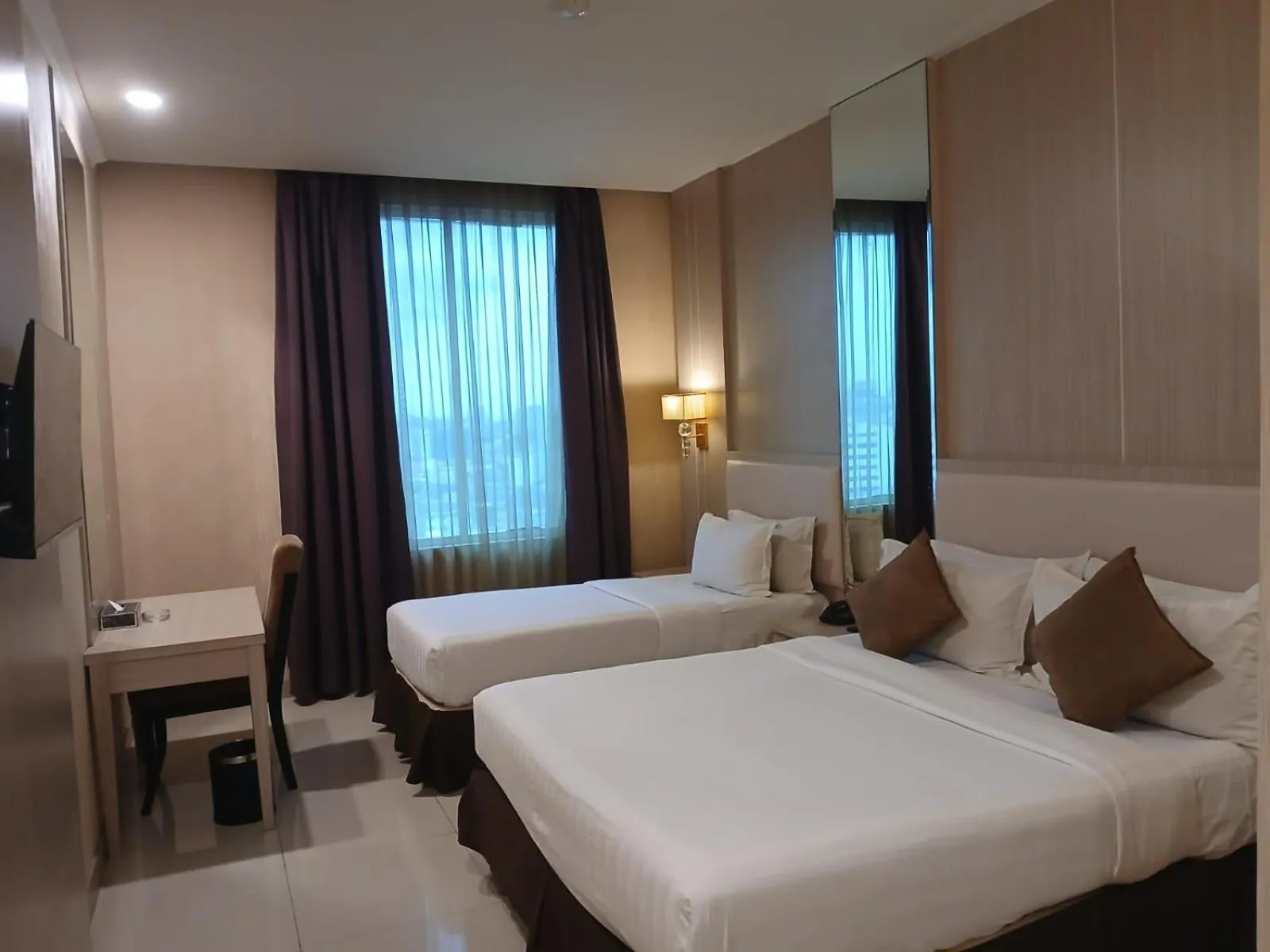 Bedroom, Bed in Grand Paragon Hotel