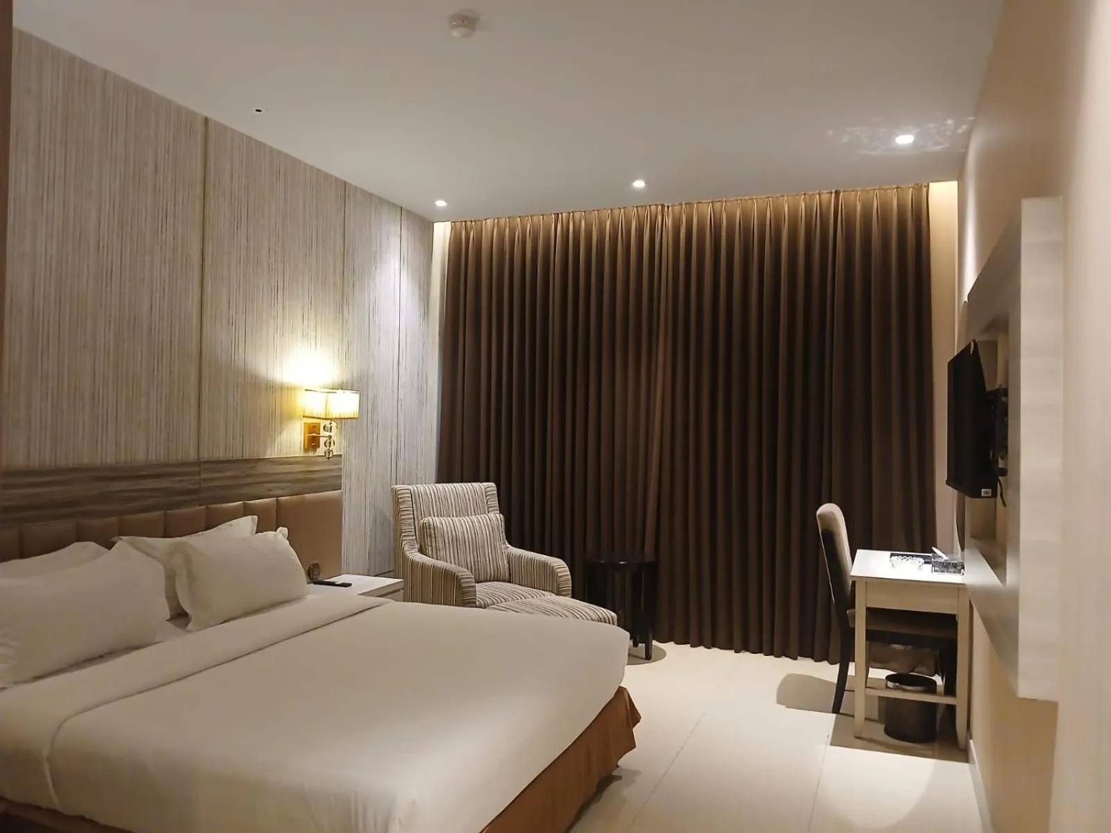 Bedroom, Bed in Grand Paragon Hotel