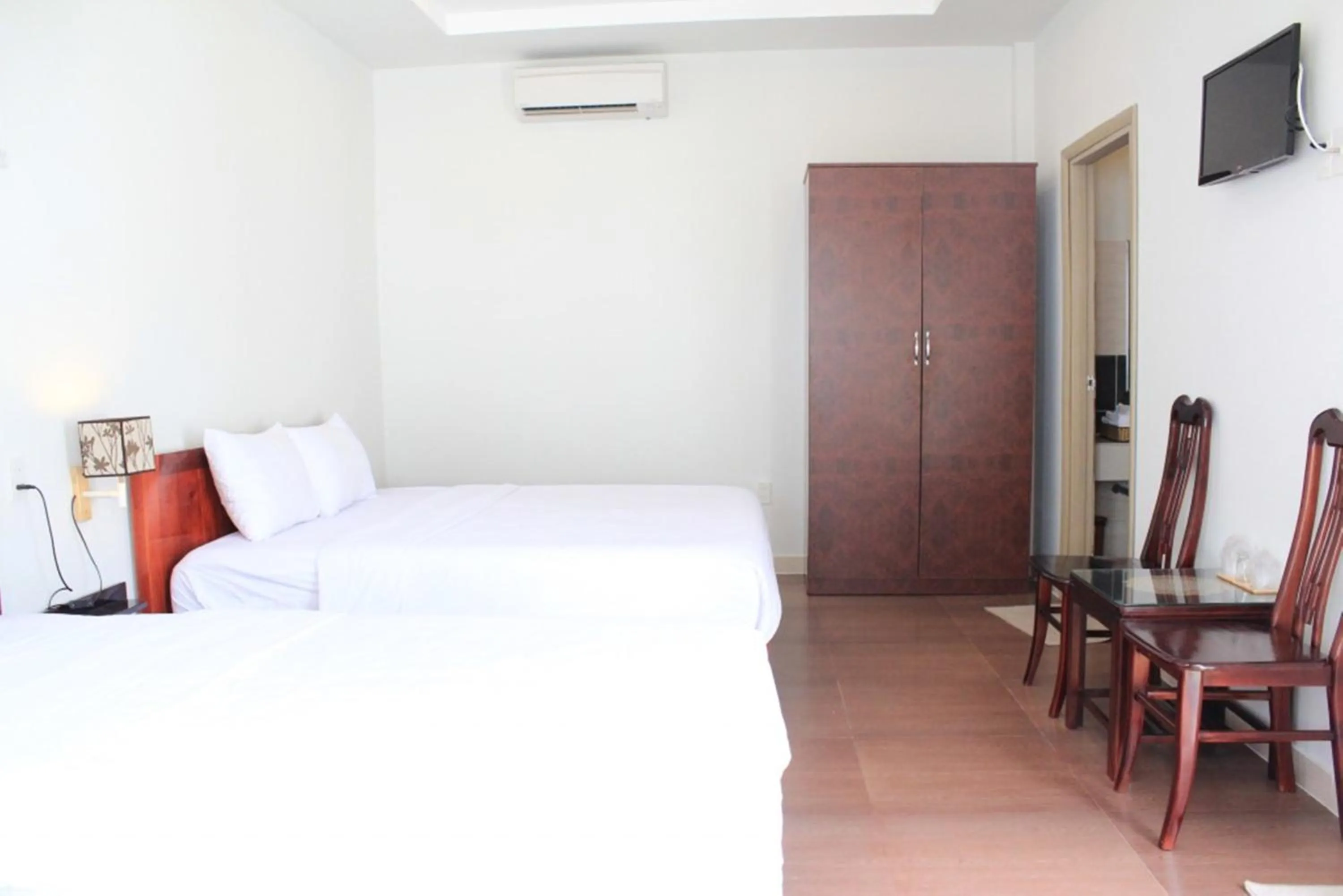 Photo of the whole room, Bed in Sunshine Bungalow