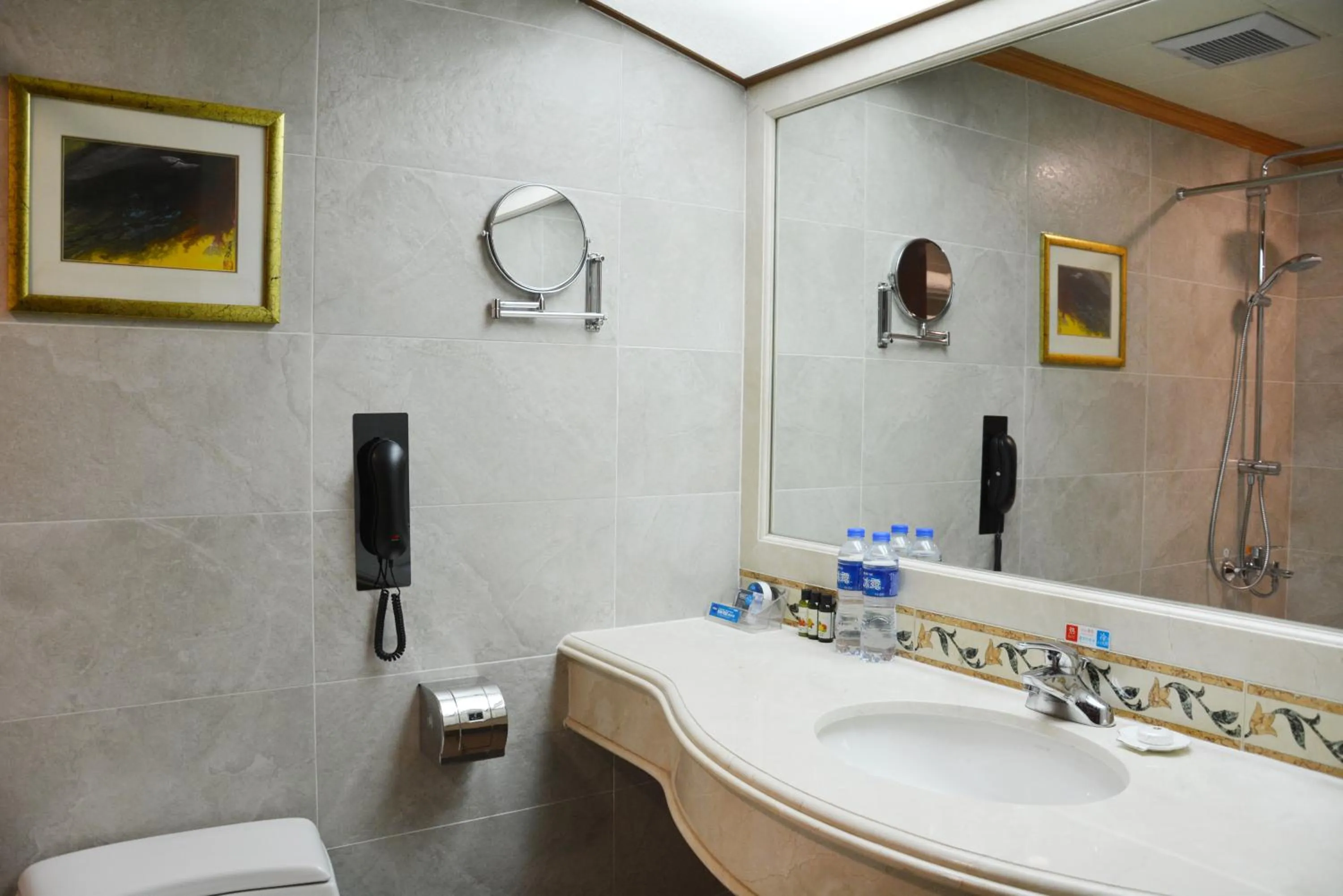 Toilet in Beijing Asia Pacific Garden Hotel