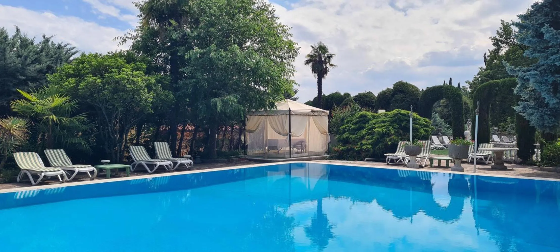 Swimming pool in Park Hotel Ville Montefiori