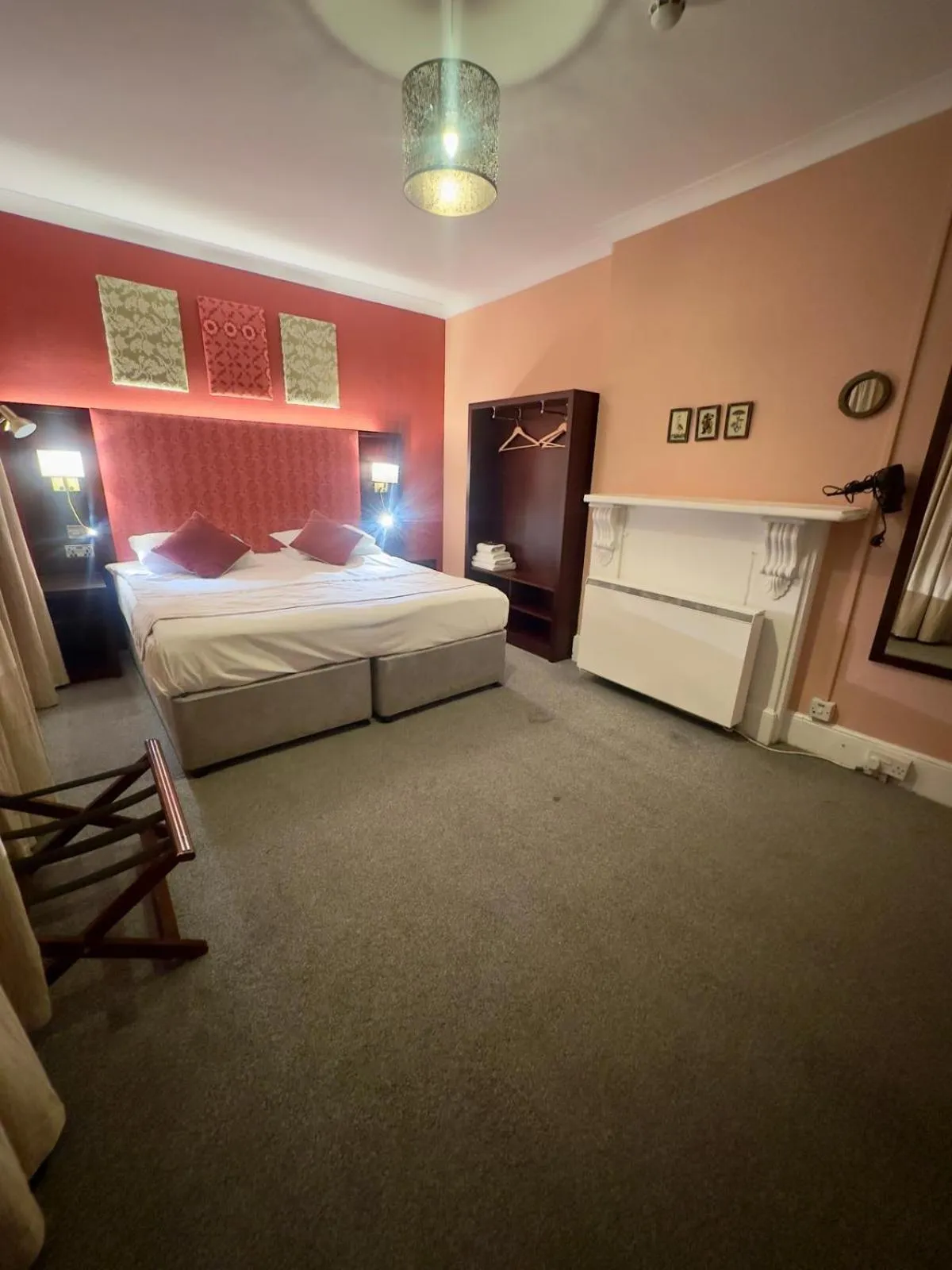 Bedroom, Bed in Acacia Hotel