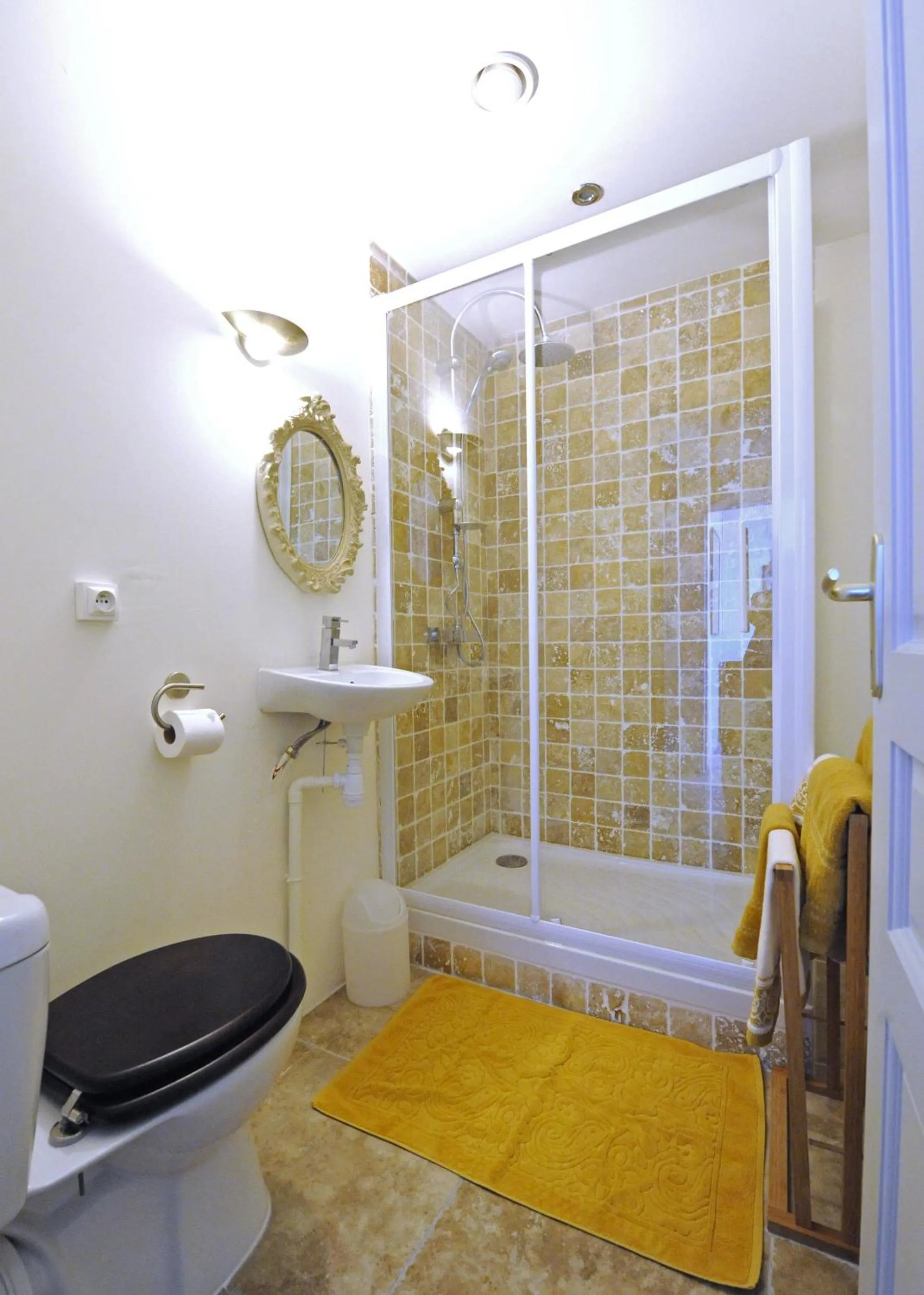 Shower in The Apartments, Rue Barbès