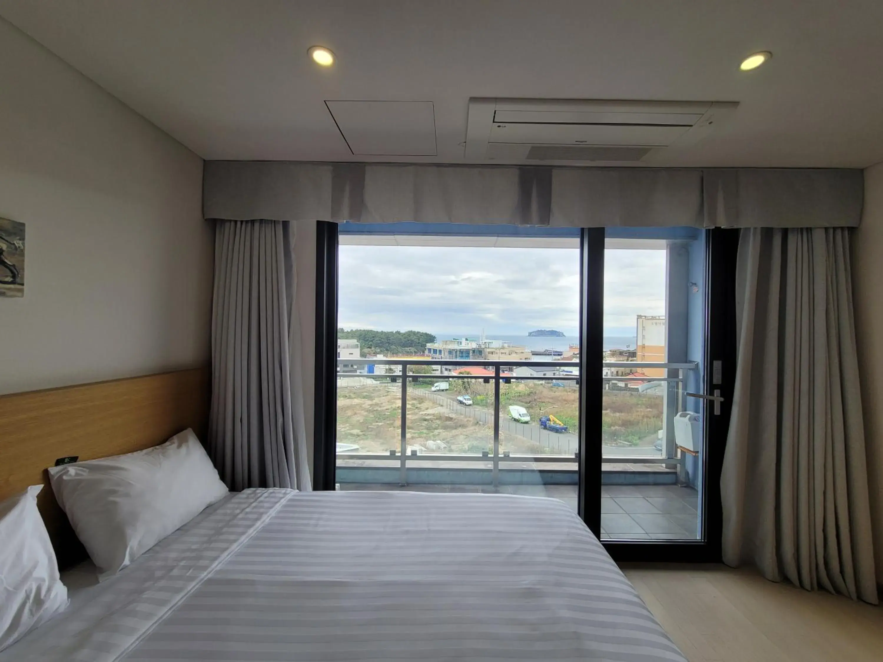 Superior Double or Twin Room with Sea View in BK Hotel Jeju Superior Double or Twin Room with Sea View in BK Hotel Jeju