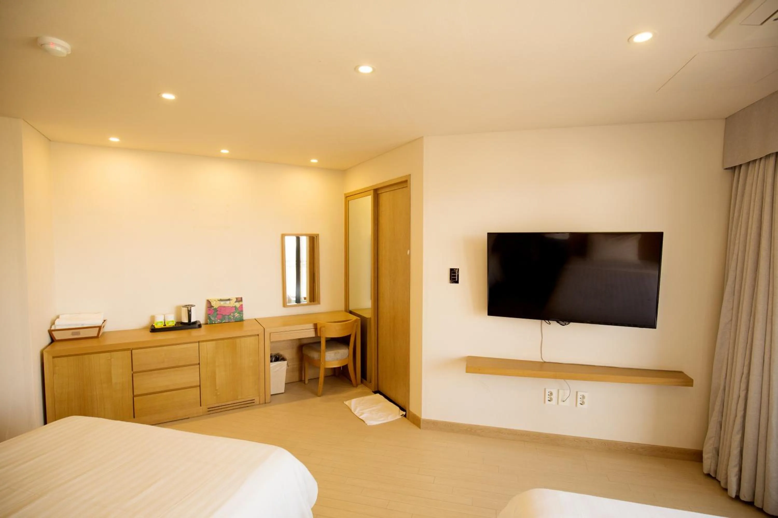 TV and multimedia, Bed in BK Hotel Jeju
