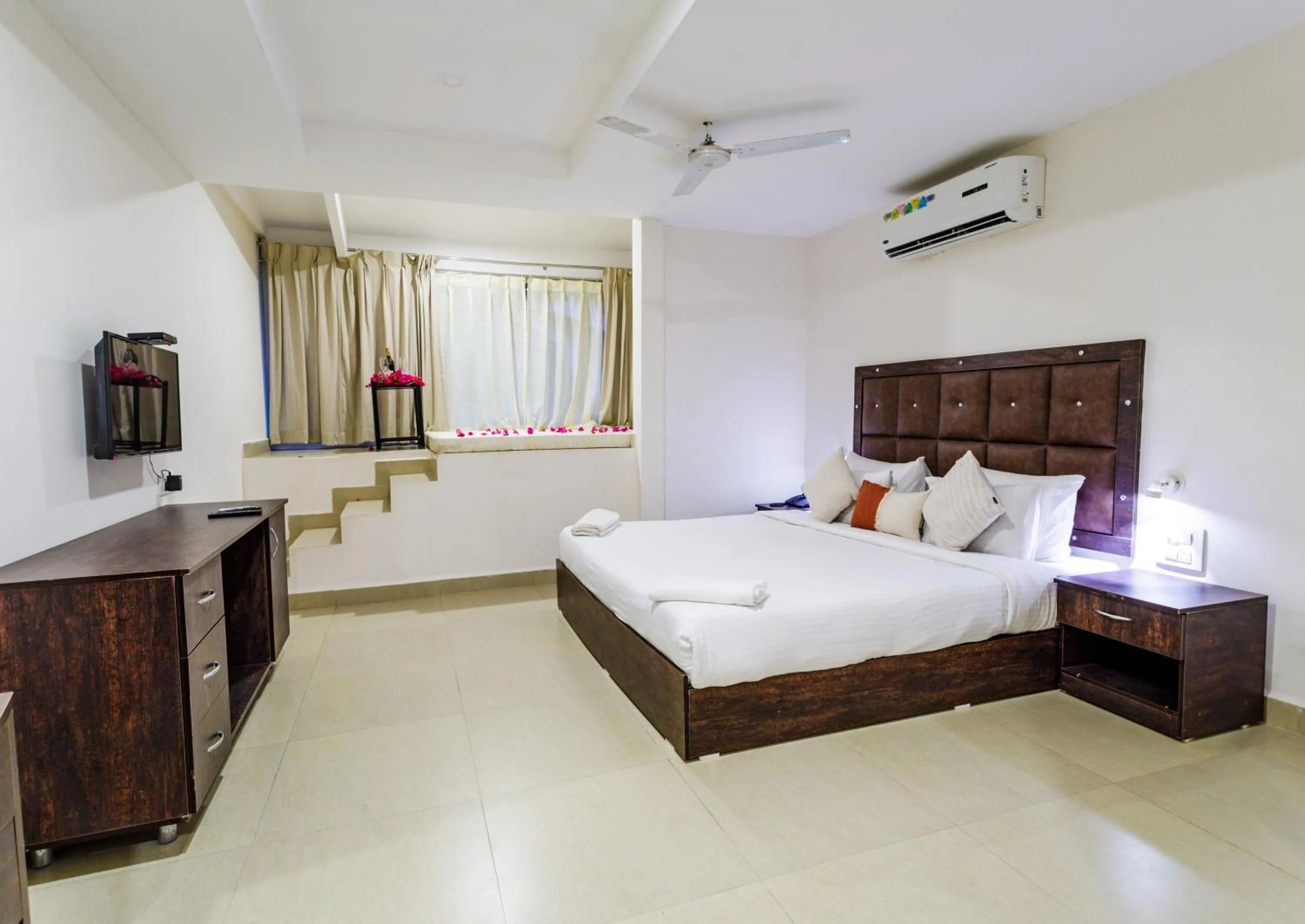 Photo of the whole room, Bed in La Vaiencia Beach Resort, Morjim