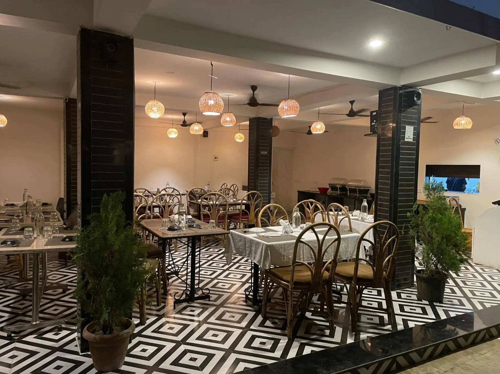 Restaurant/places to eat in La Vaiencia Beach Resort, Morjim