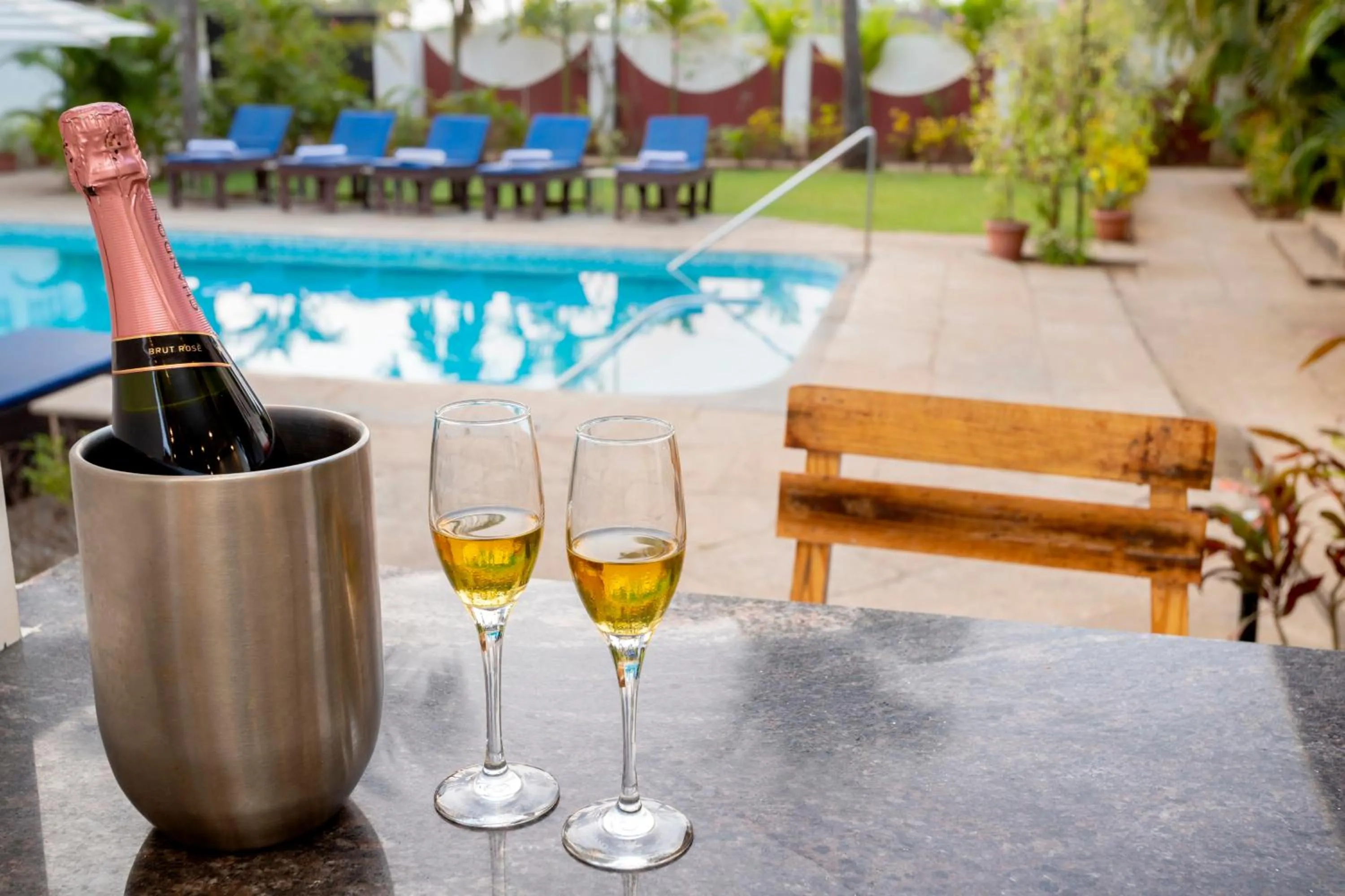 Restaurant/places to eat in La Vaiencia Beach Resort, Morjim