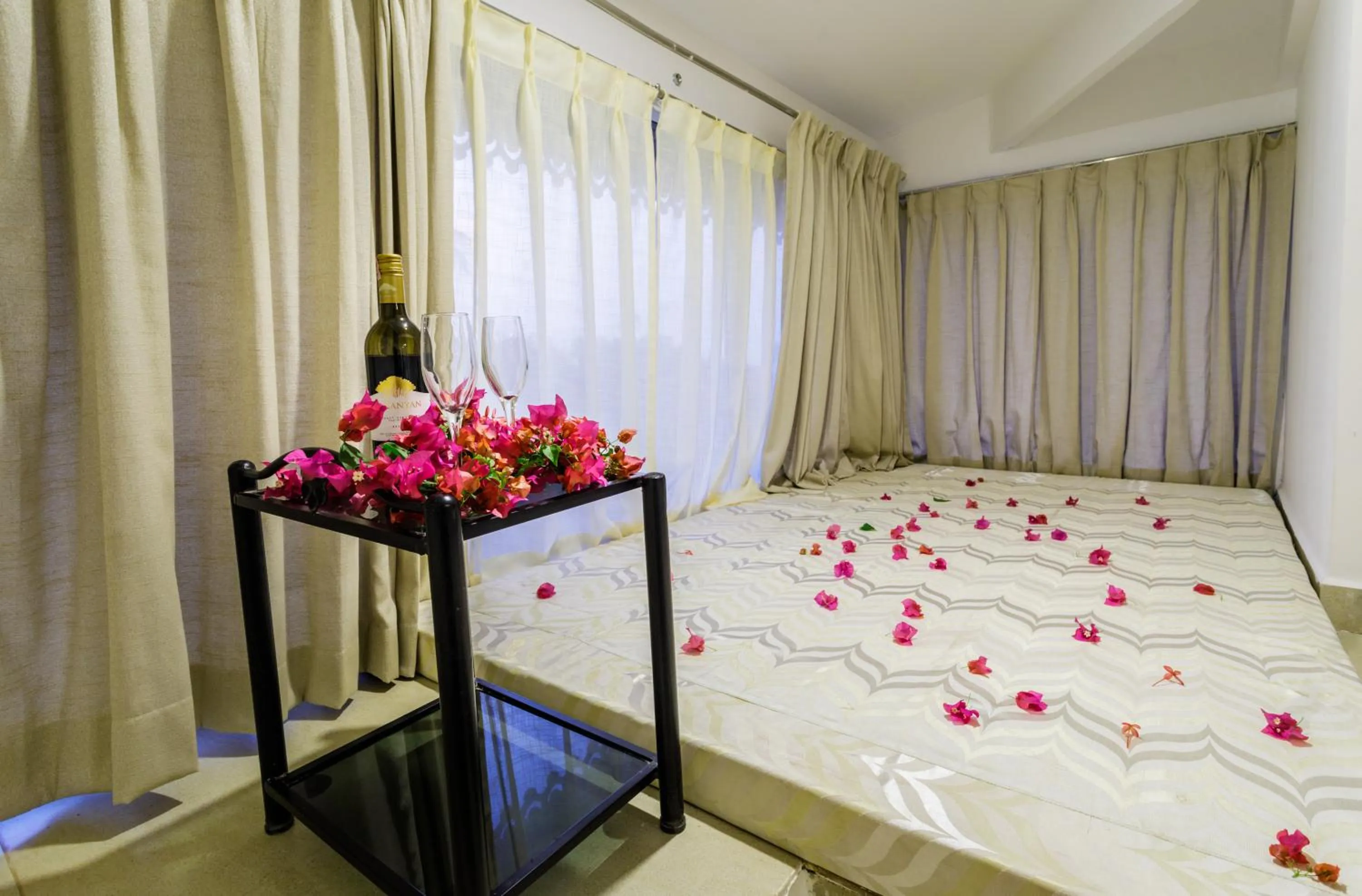 Photo of the whole room, Bed in La Vaiencia Beach Resort, Morjim