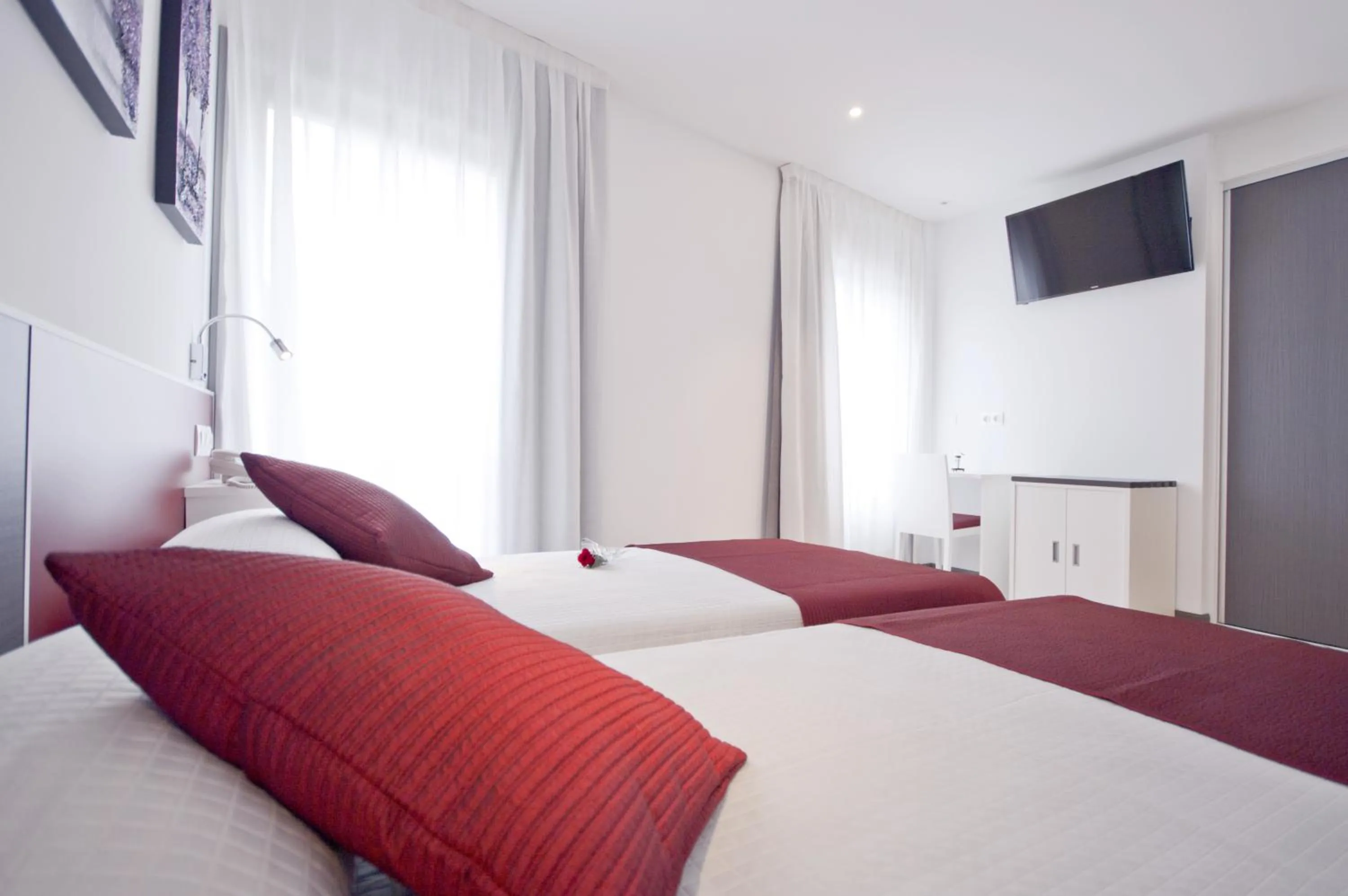 Photo of the whole room, Bed in Hotel Ferramenteiro de Portomarin