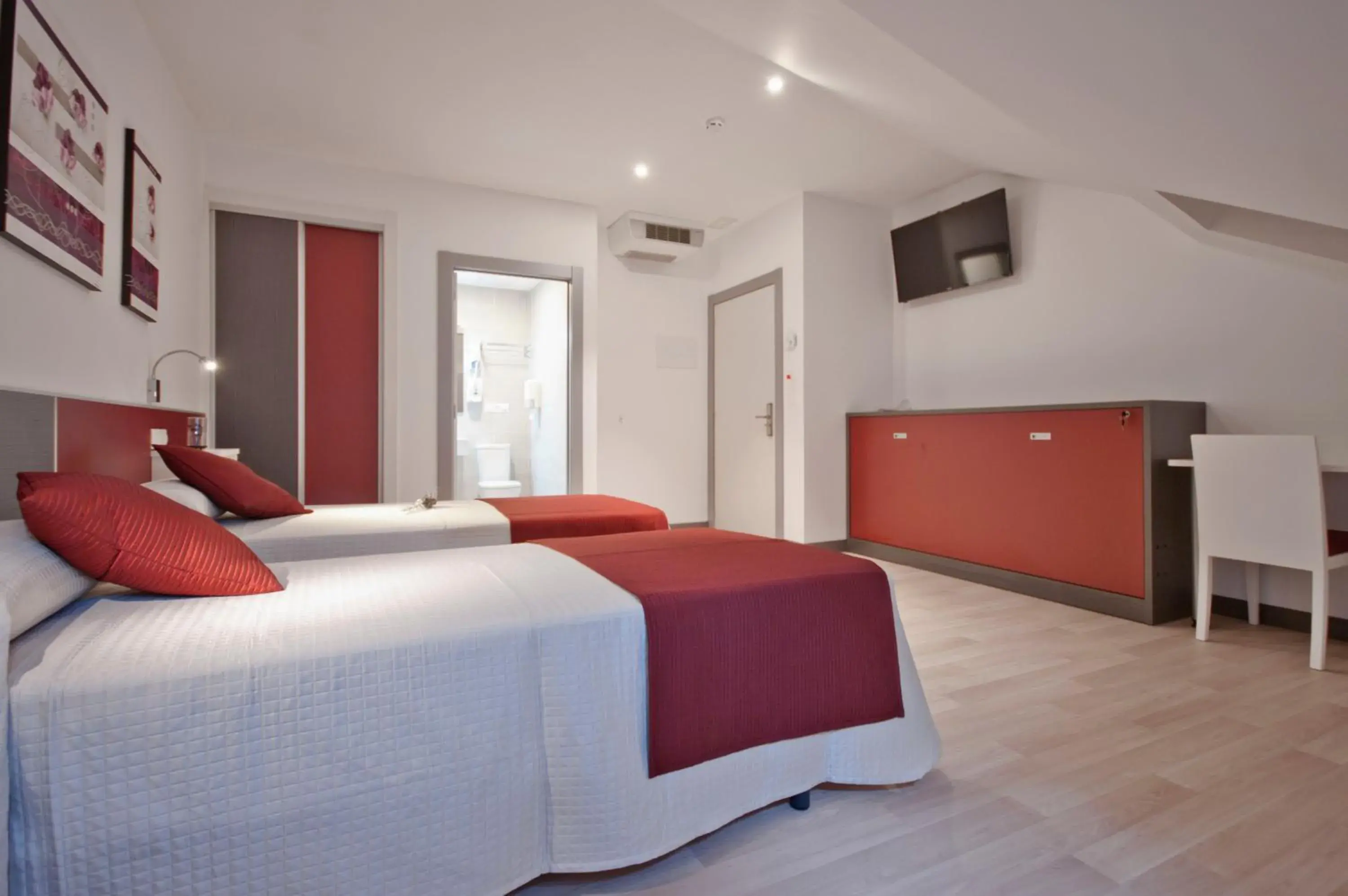 Twin Room with View - single occupancy in Hotel Ferramenteiro de Portomarin Twin Room with View - single occupancy in Hotel Ferramenteiro de Portomarin