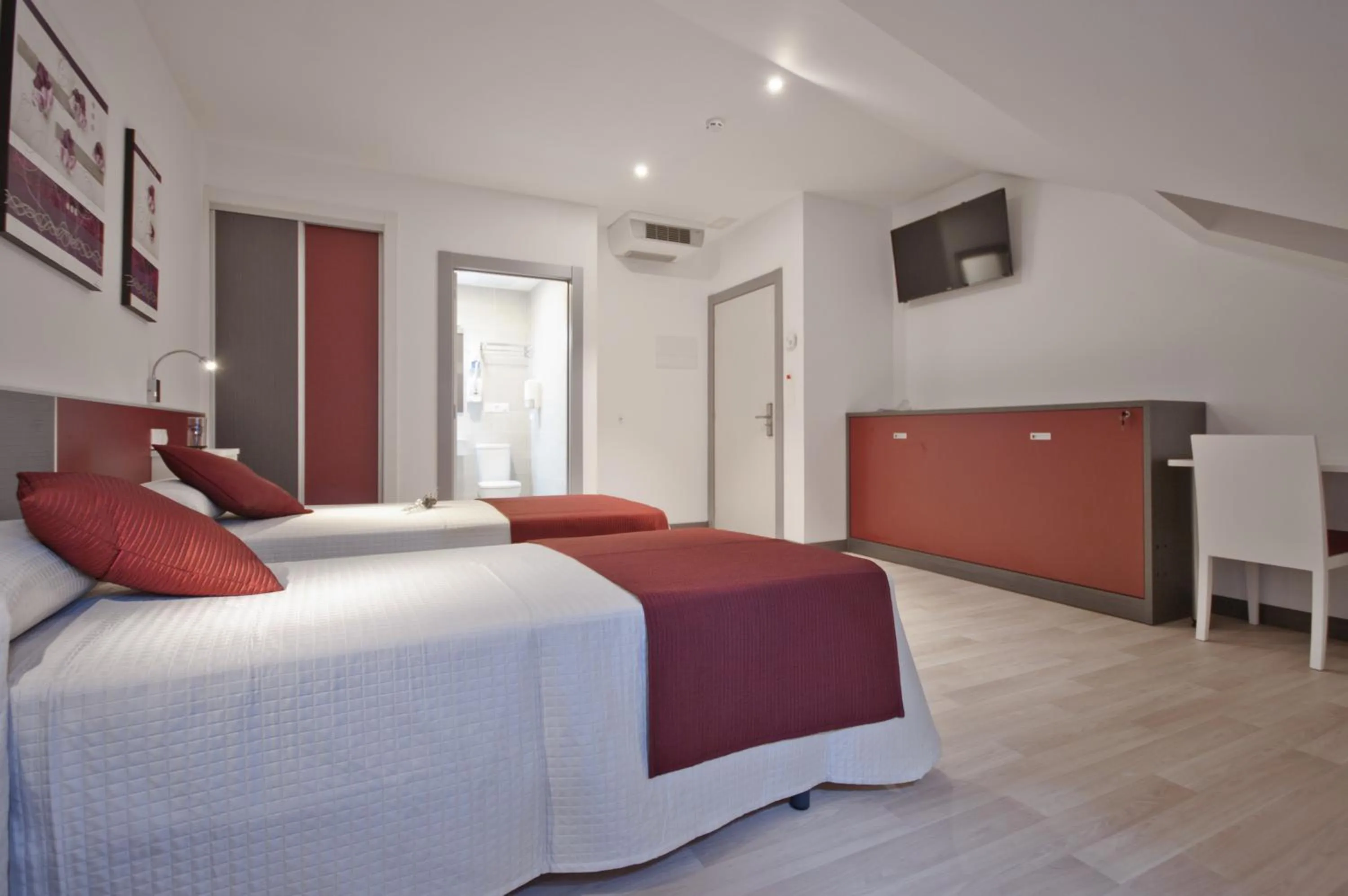 Photo of the whole room, Bed in Hotel Ferramenteiro de Portomarin