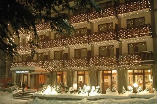 Facade/entrance in Cresta Et Duc Hotel