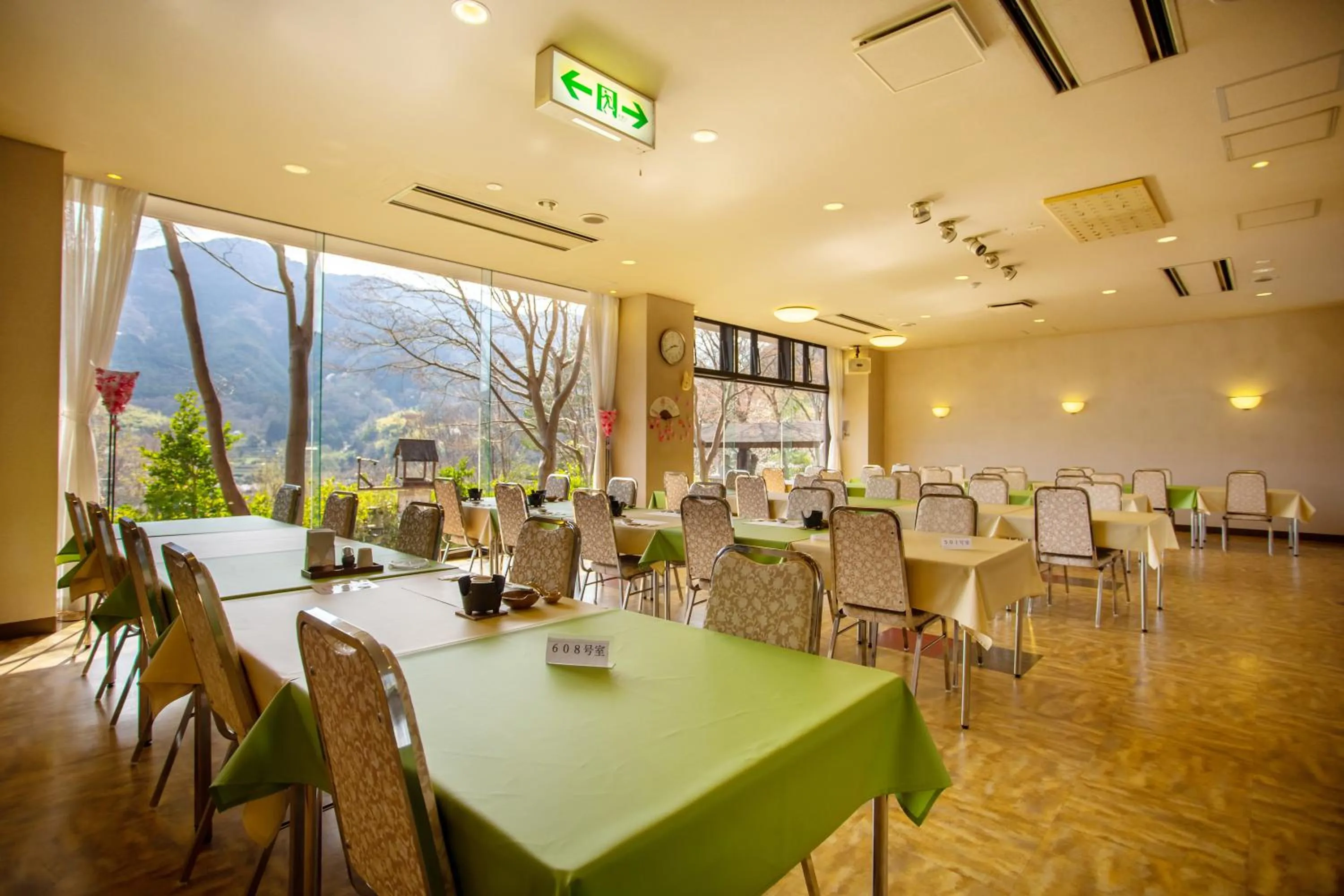 Restaurant/places to eat in Hotel Second Stage