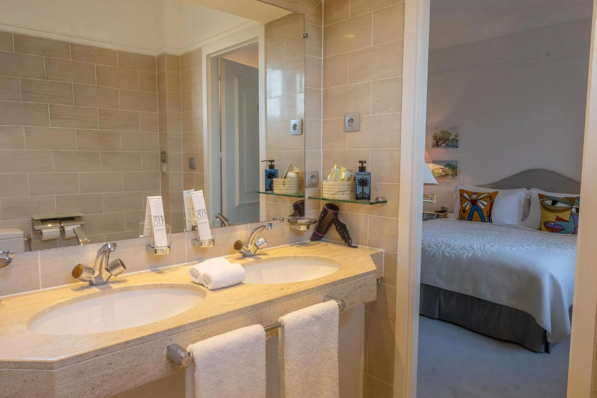 Bathroom, Bed in COMO Le Beauvallon - Golfe de Saint-Tropez