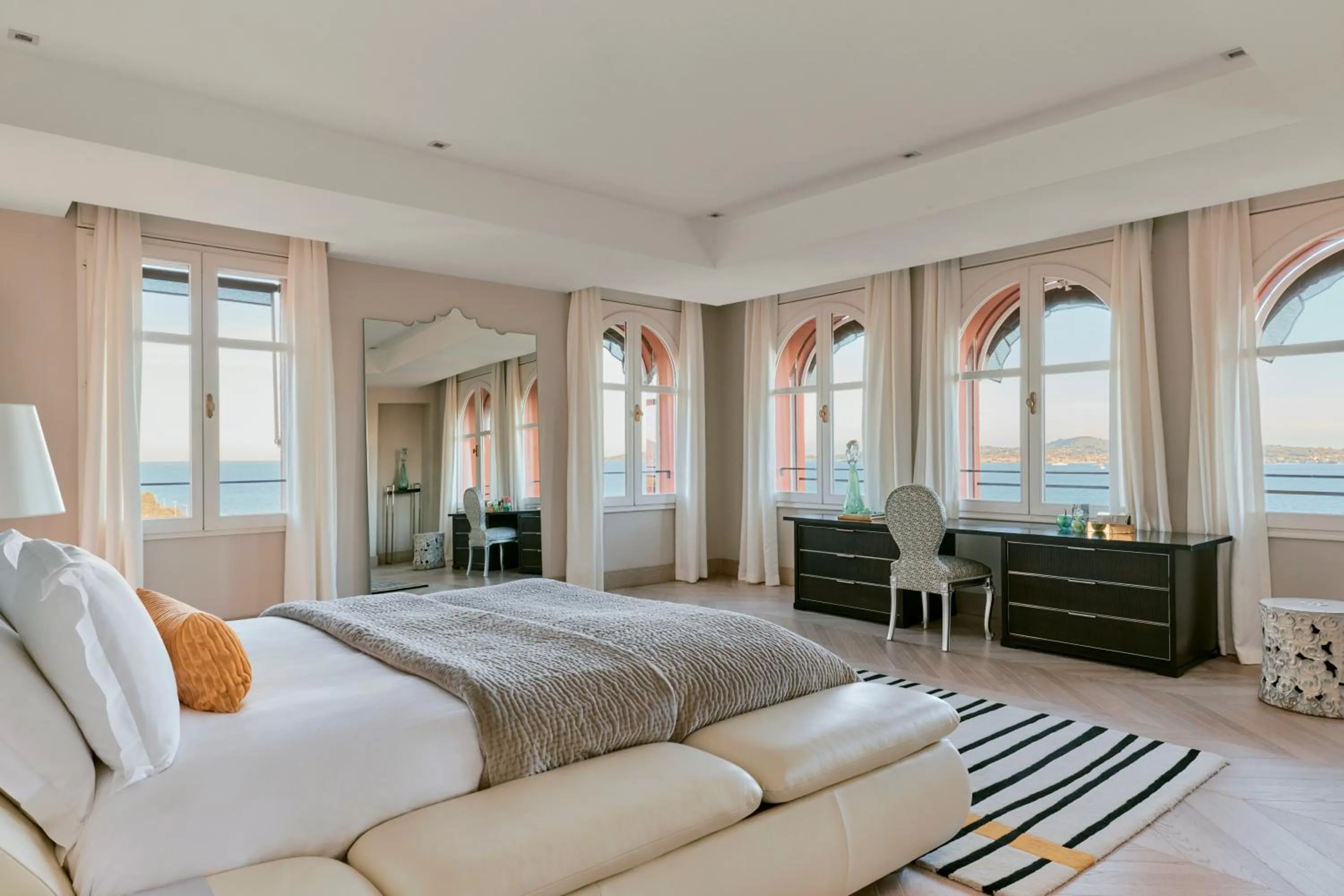 Bedroom, Bed in COMO Le Beauvallon - Golfe de Saint-Tropez