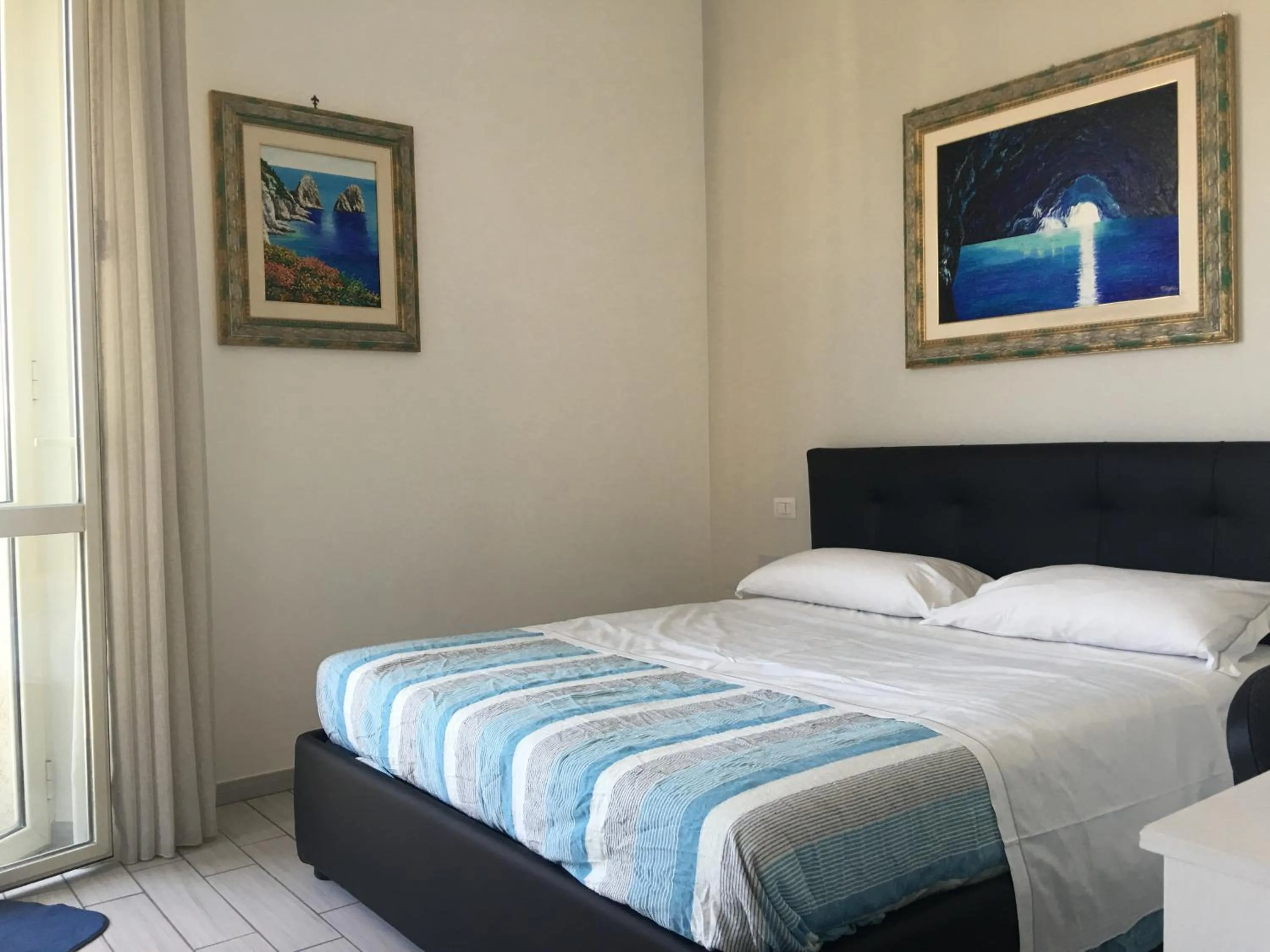 Property building, Bed in Top Floor Rentrooms Napoli