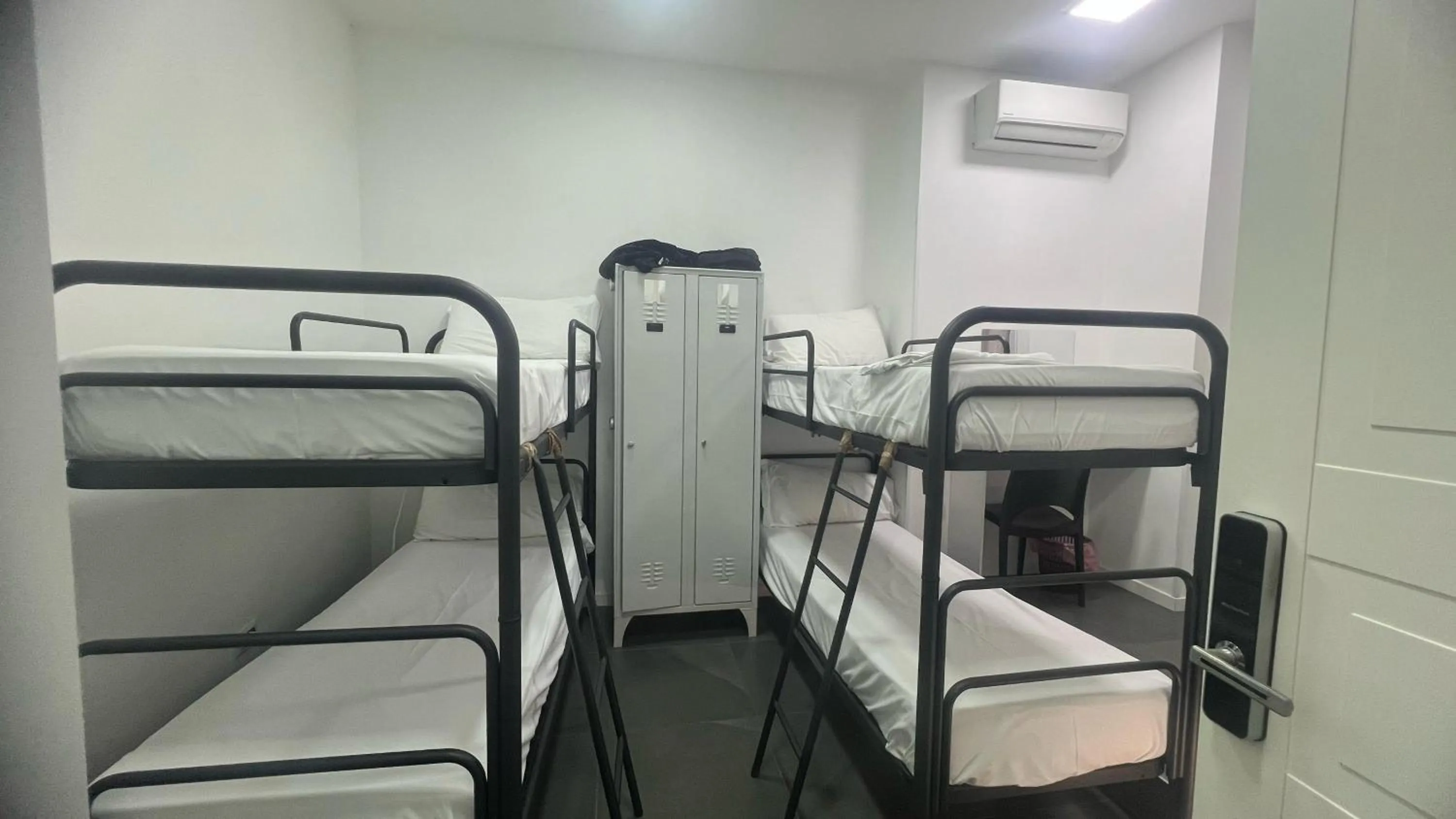 Bed in Top Floor Rentrooms Napoli