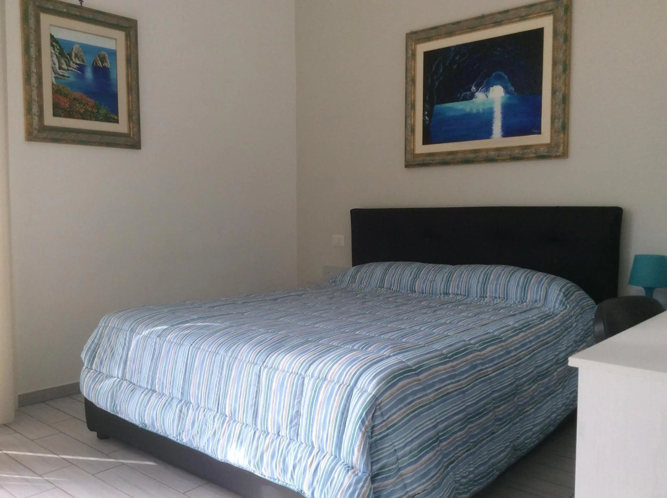 Bed in Top Floor Rentrooms Napoli