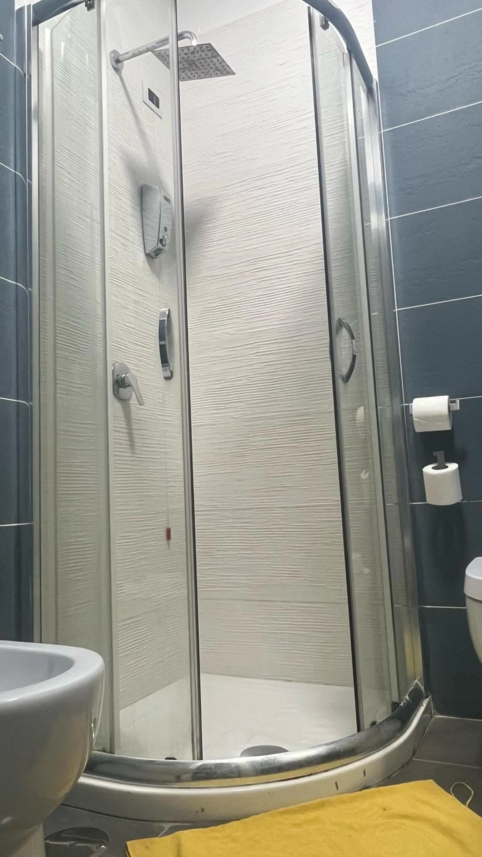 Shower in Top Floor Rentrooms Napoli