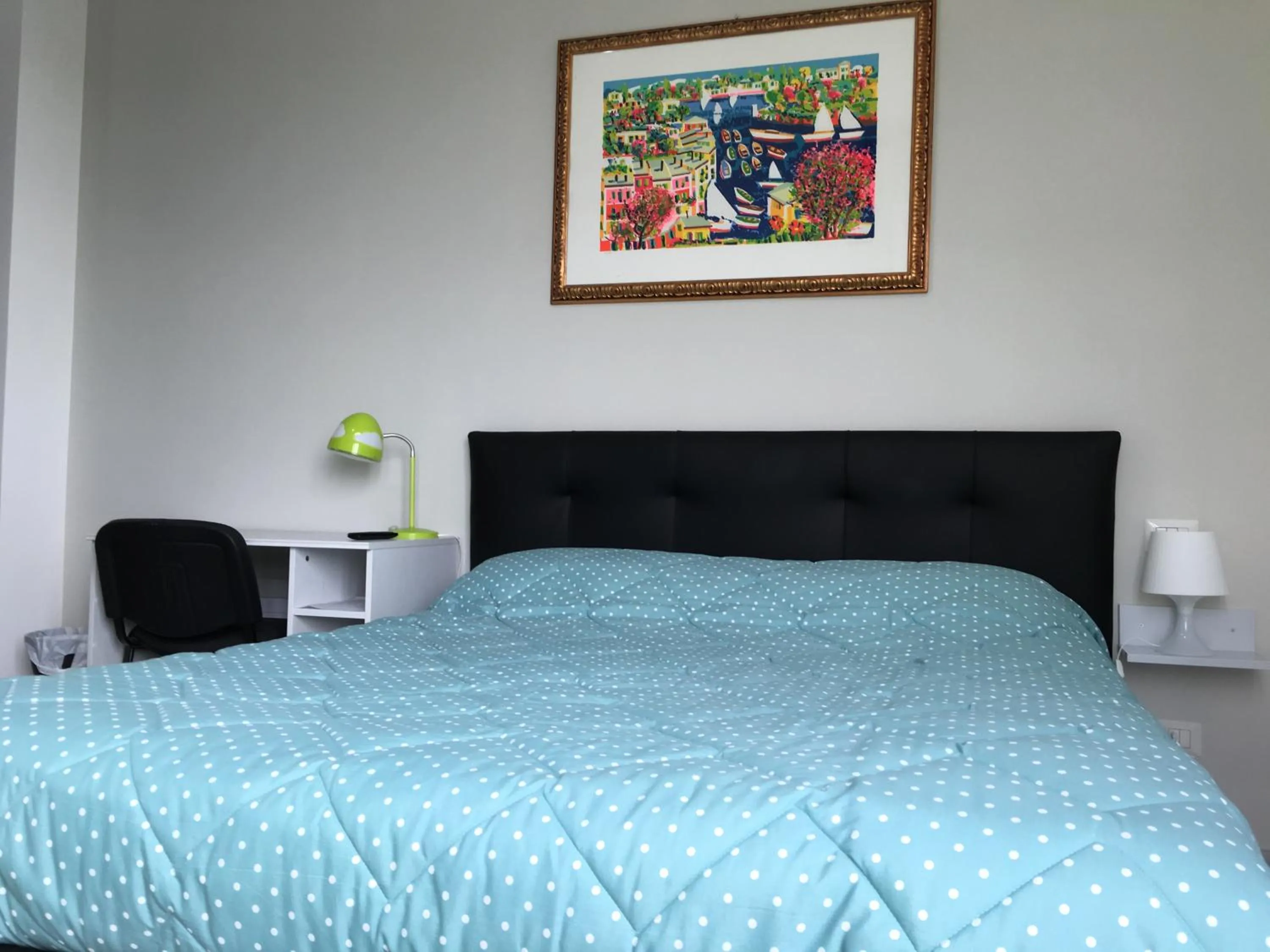 Photo of the whole room, Bed in Top Floor Rentrooms Napoli