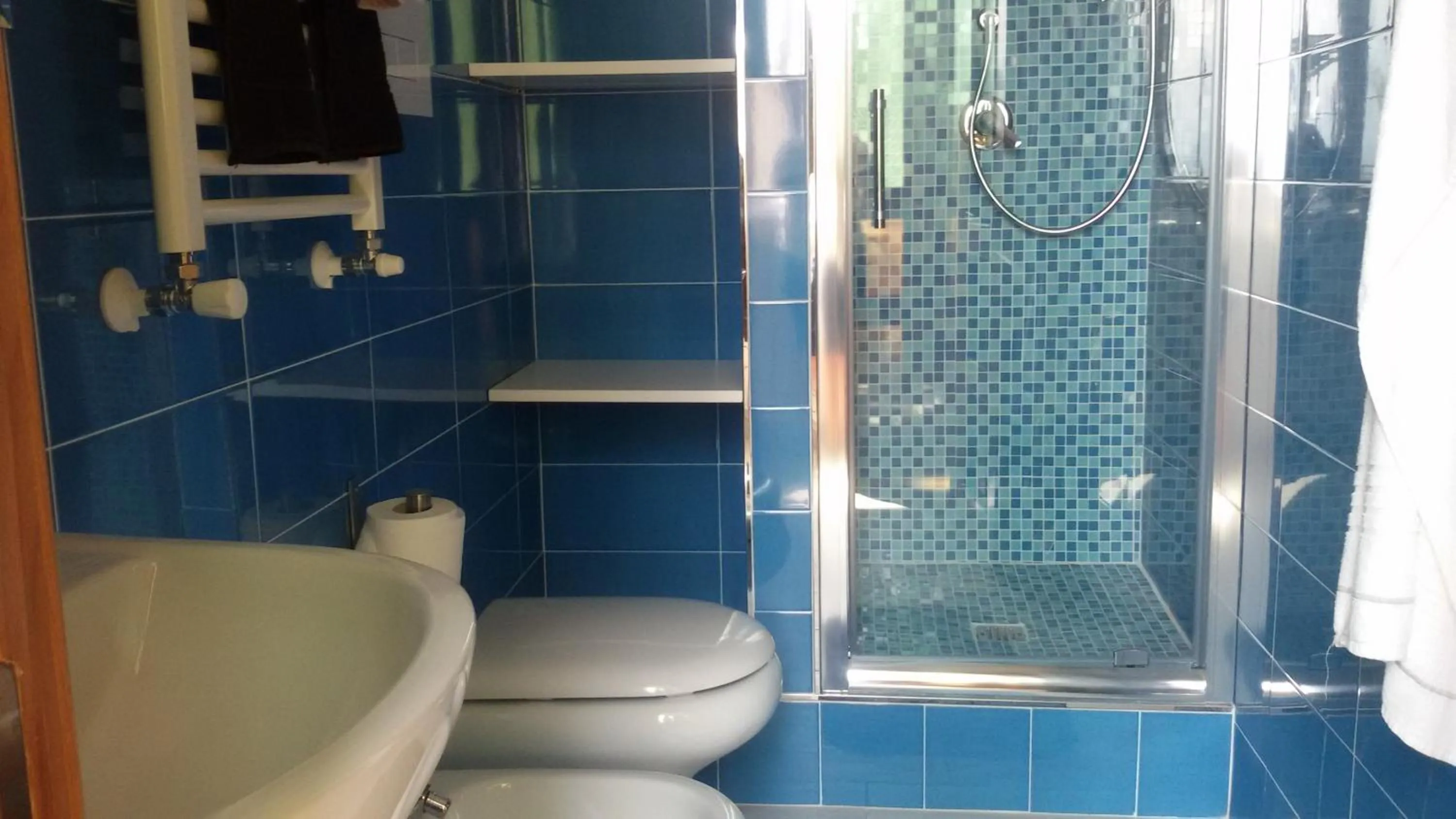 Bathroom in Top Floor Rentrooms Napoli