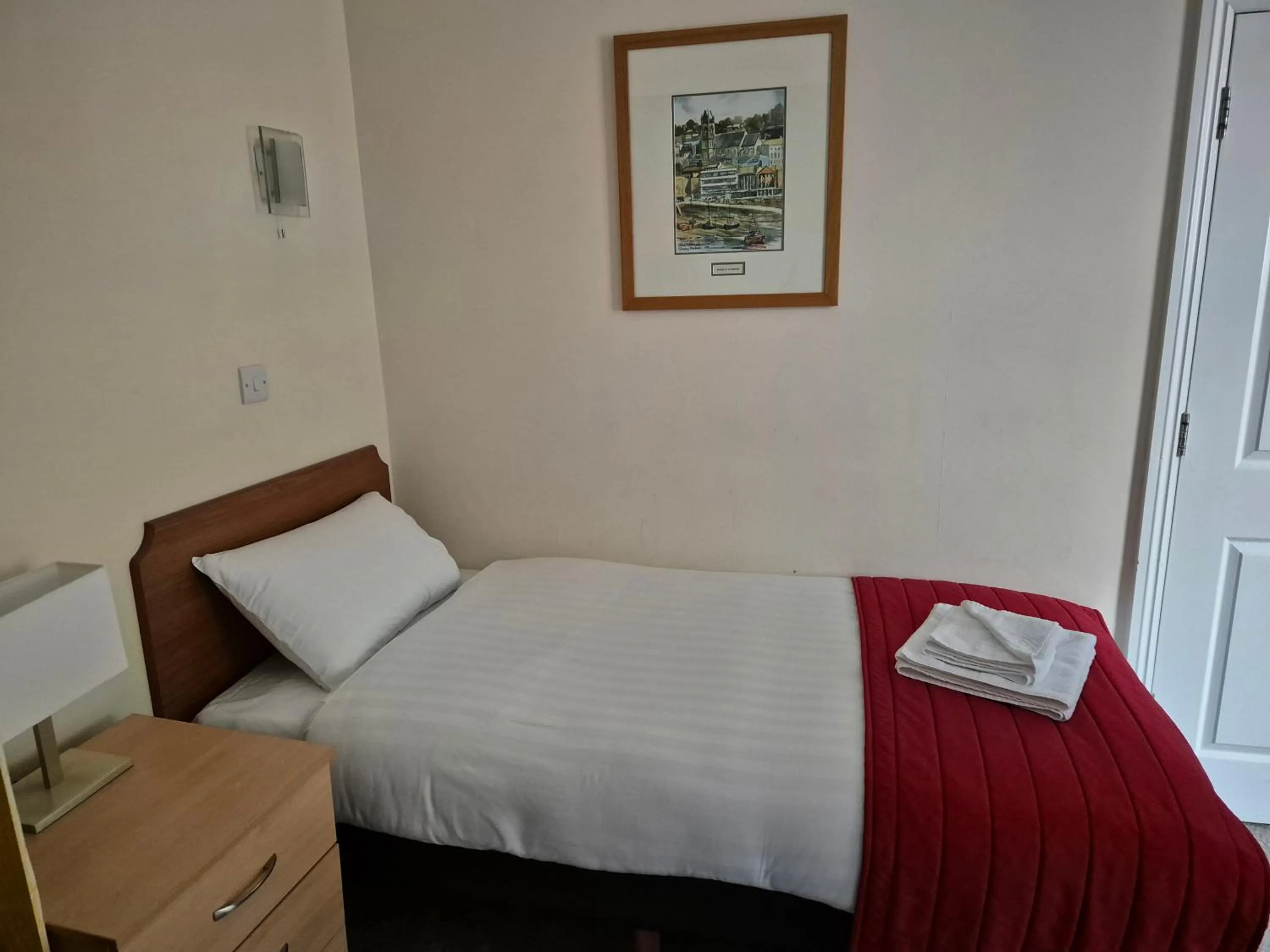 Property building, Bed in Trecarn Hotel