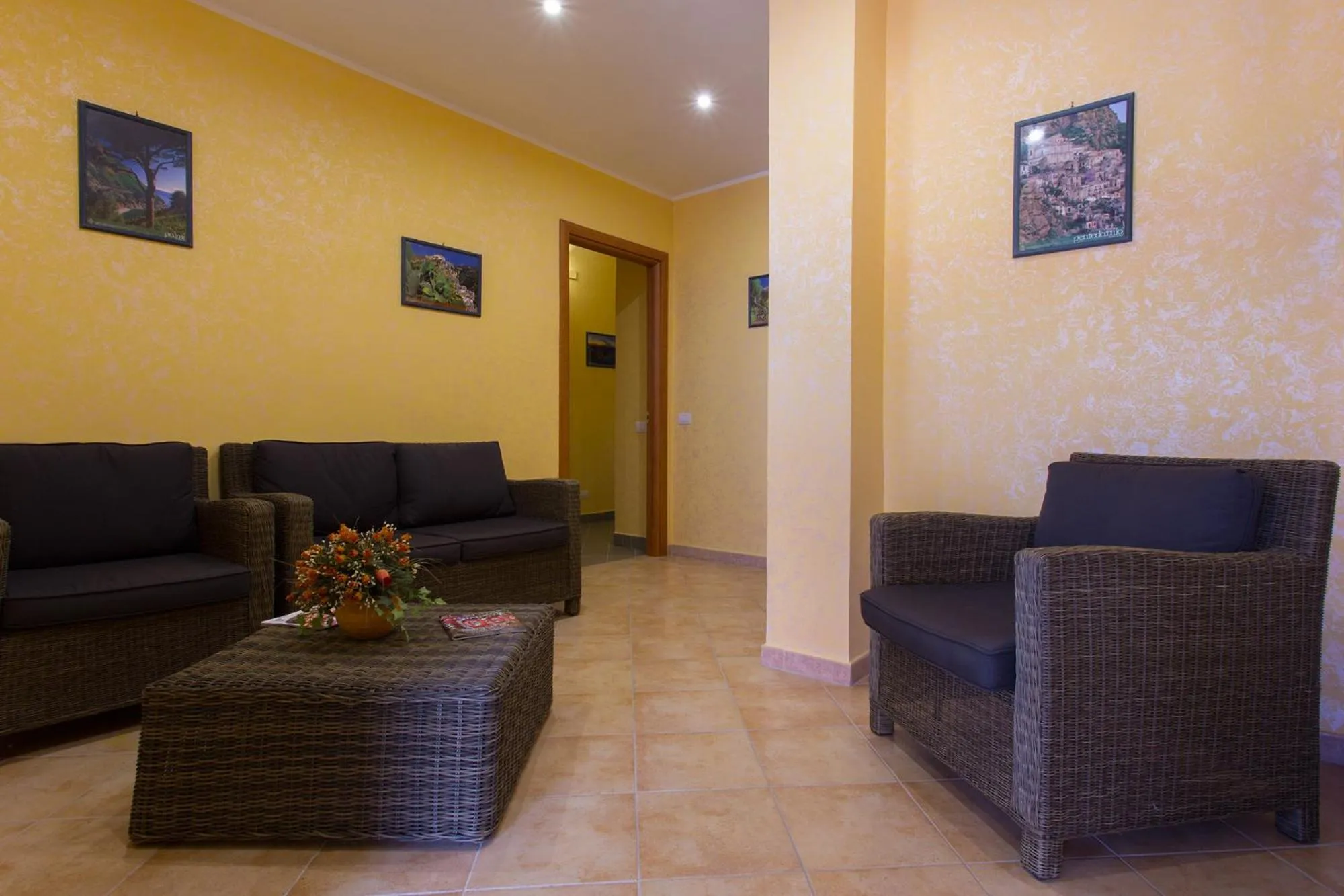 Communal lounge/ TV room in B&B Casa Cosmano