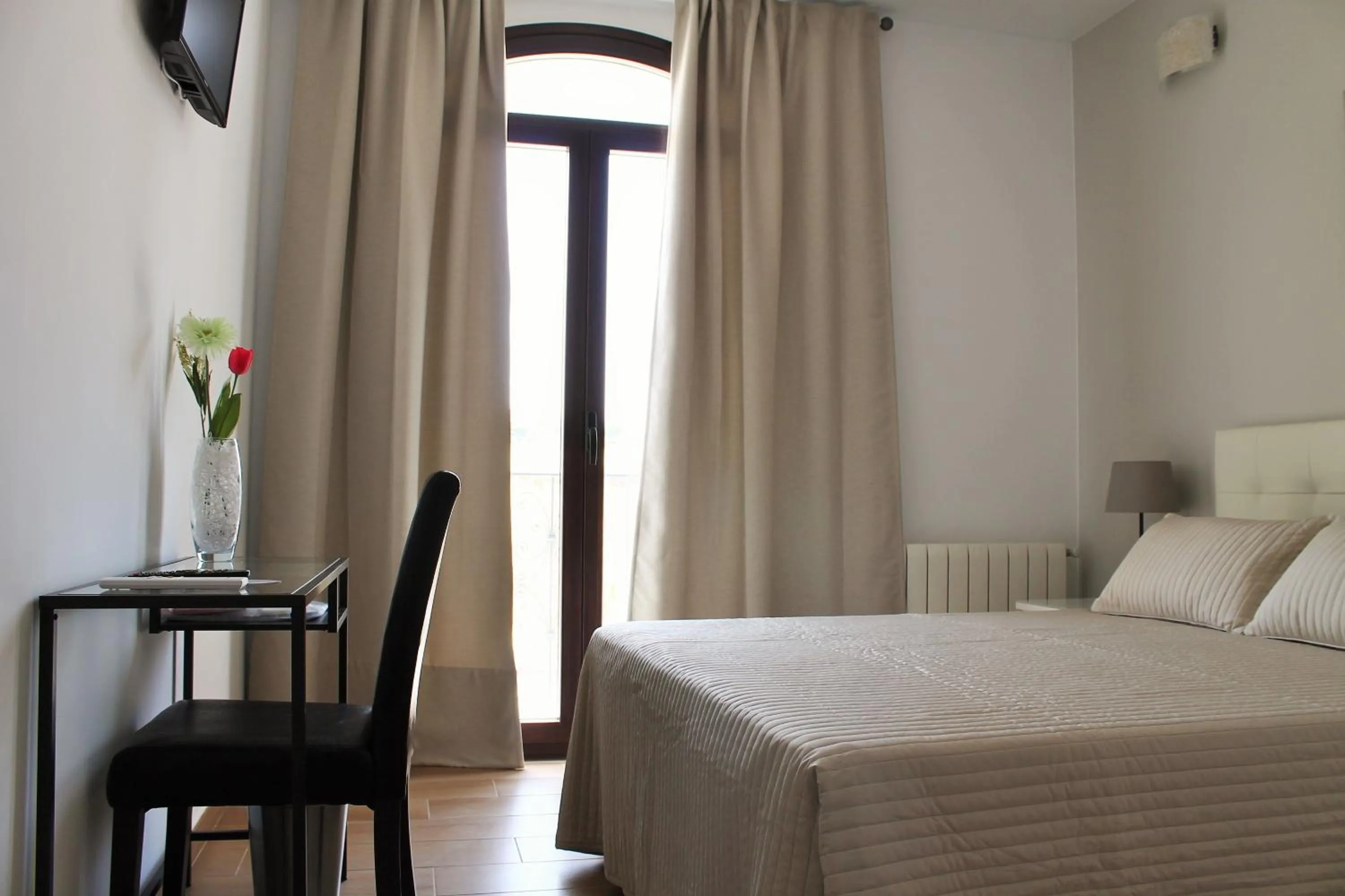 Shower, Bed in Hostal Landhaus