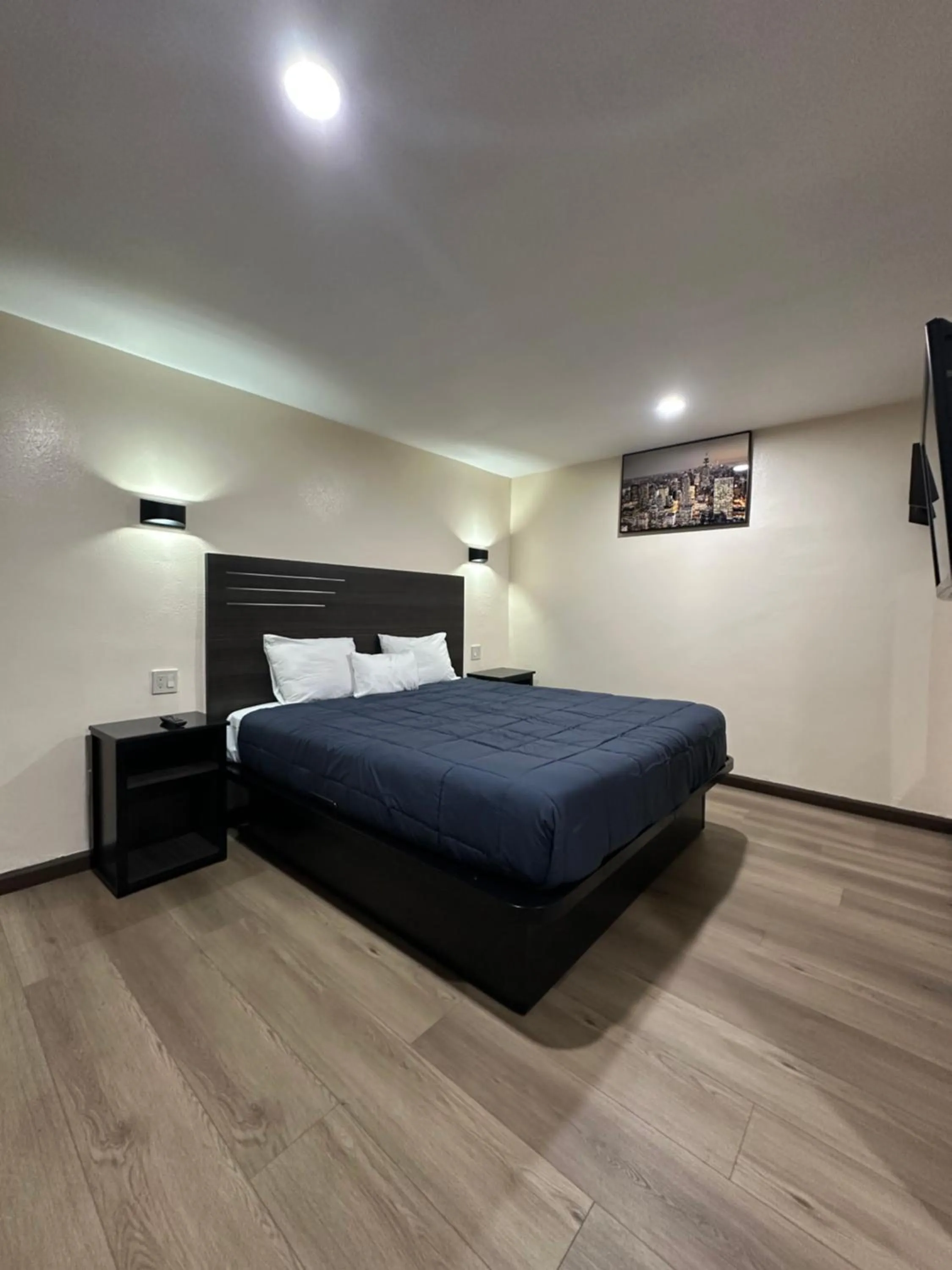 Bed in Del Aire Inn LAX