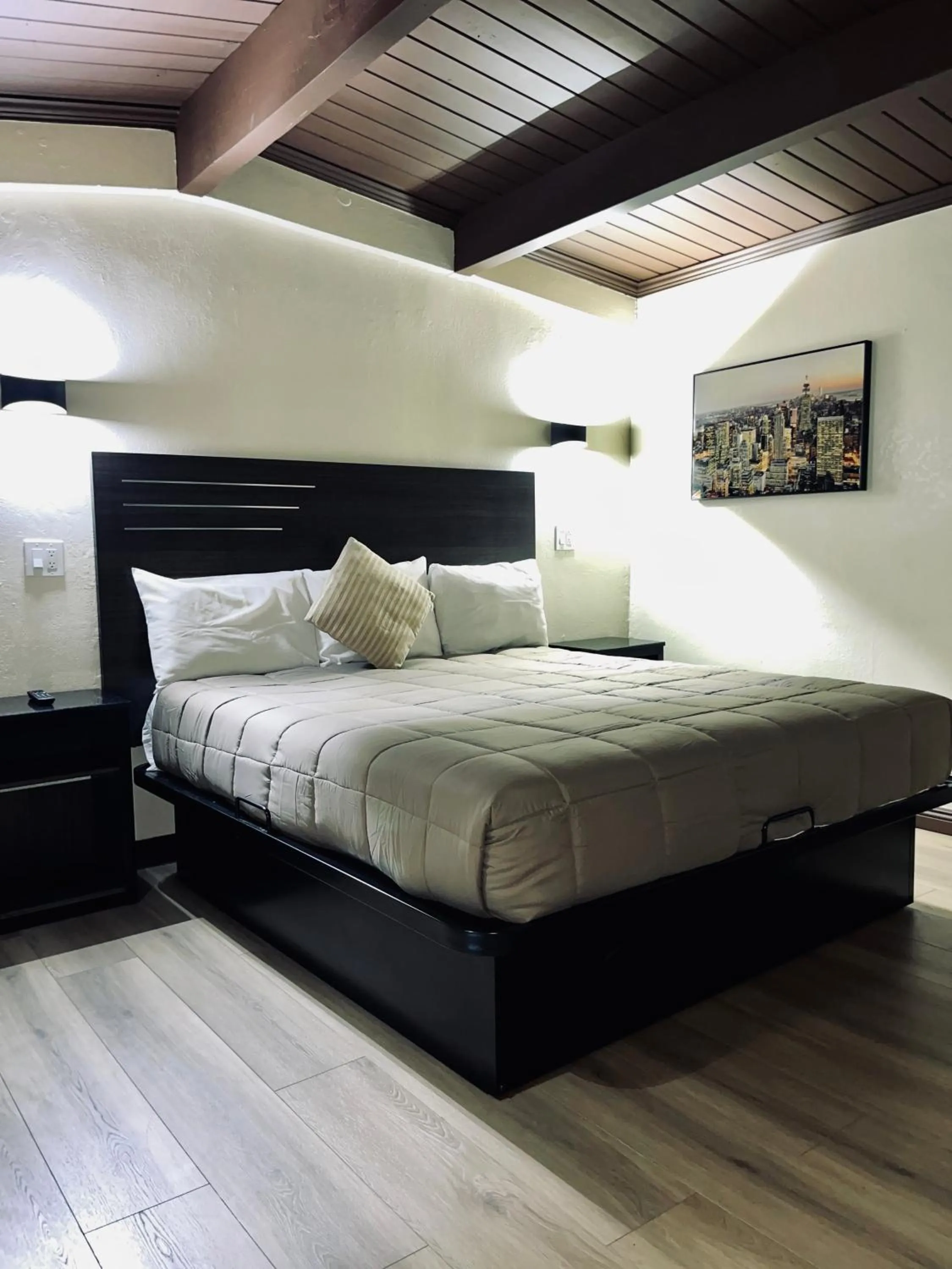 Bed in Del Aire Inn LAX