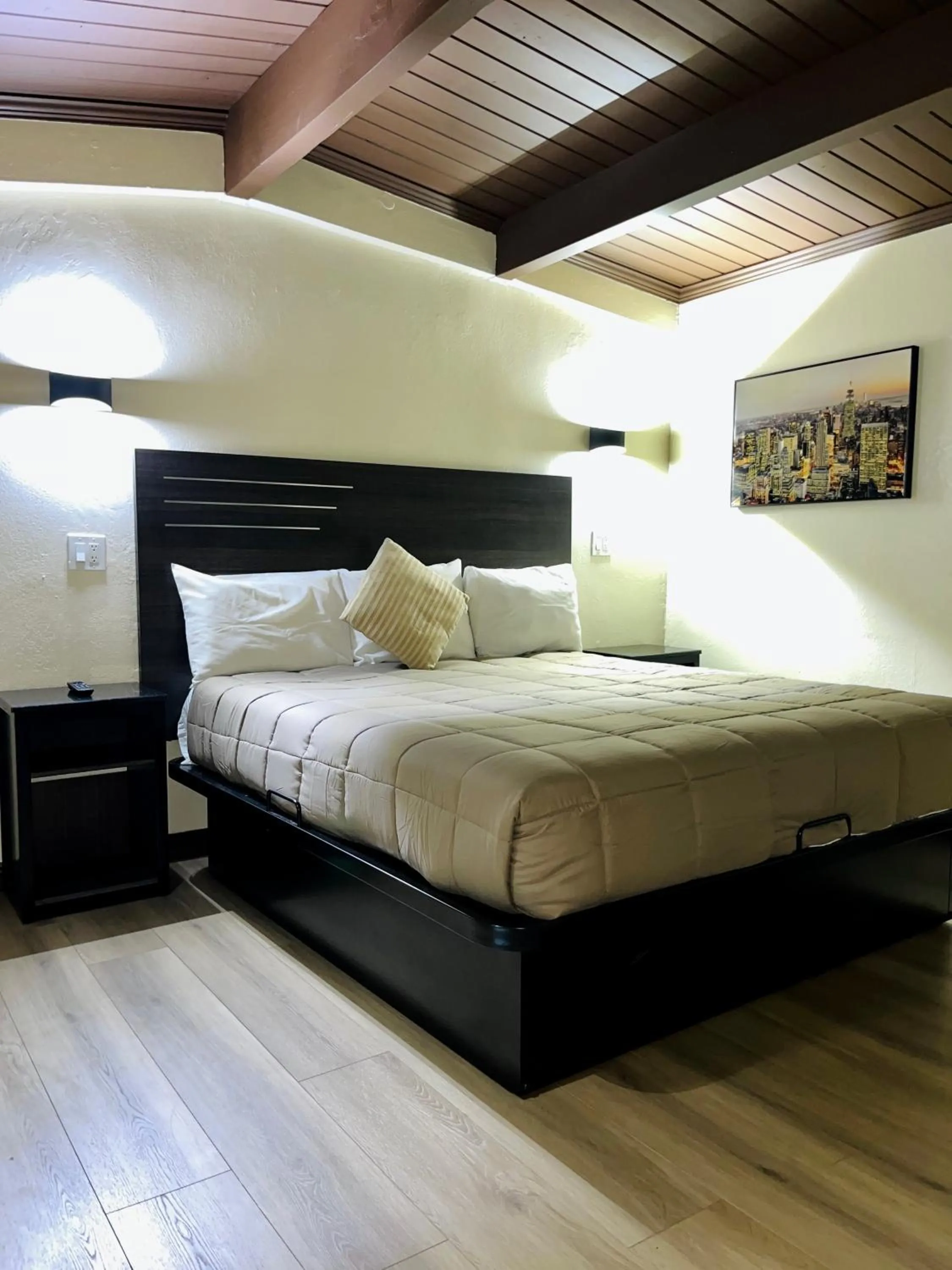 Bed in Del Aire Inn LAX