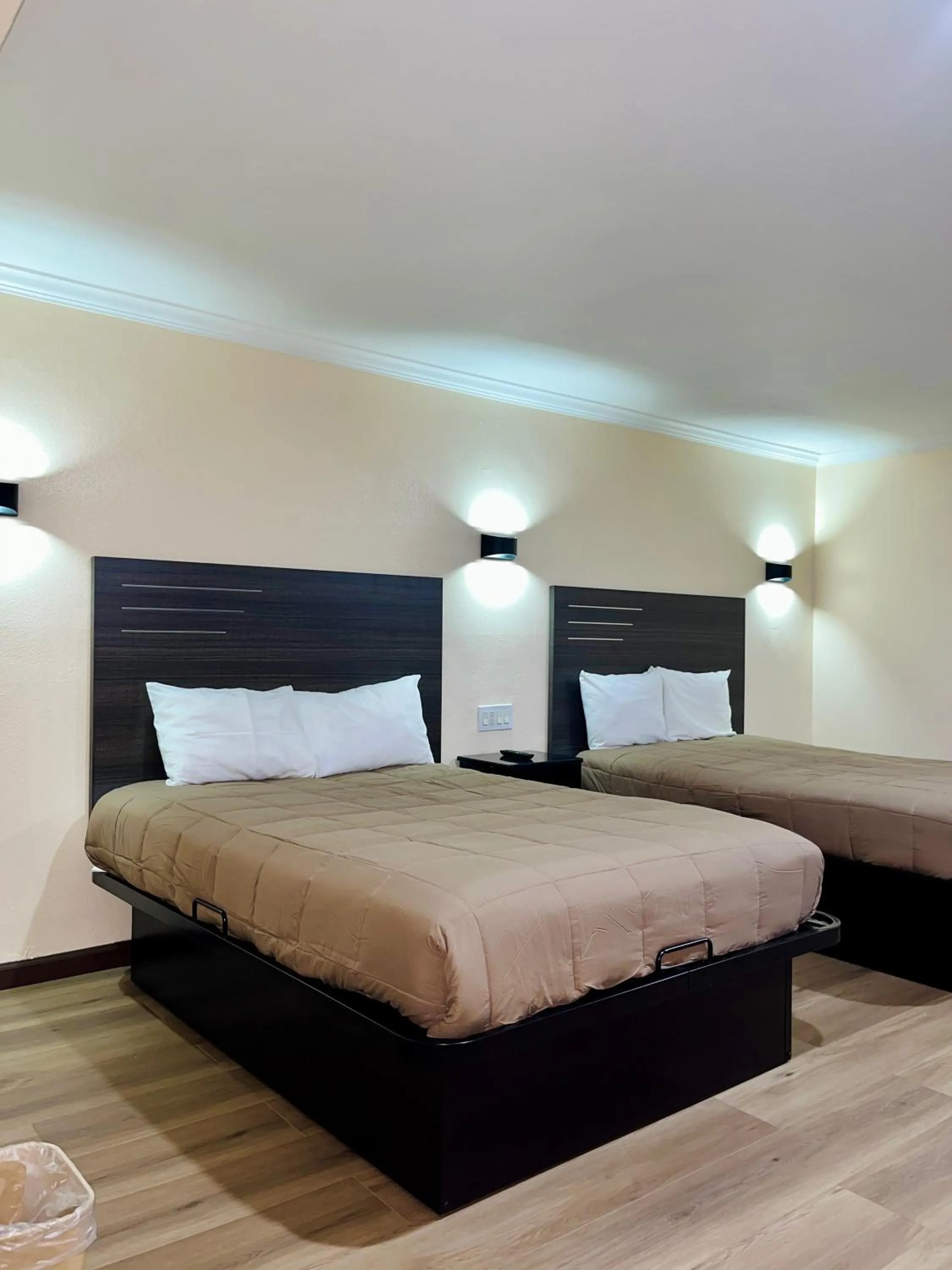 Bed in Del Aire Inn LAX