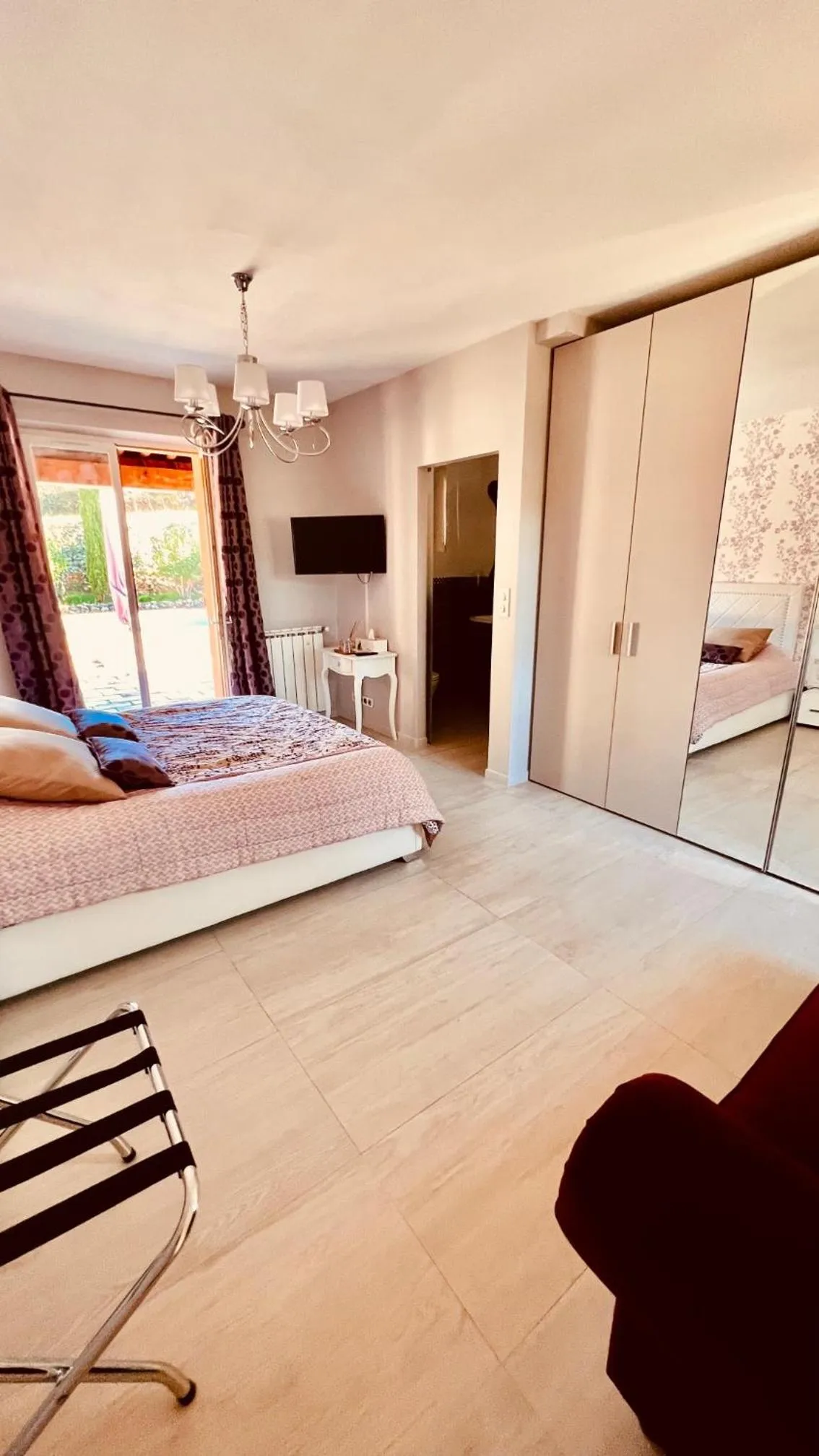 Pool view, Bed in Domaine Les Cigales