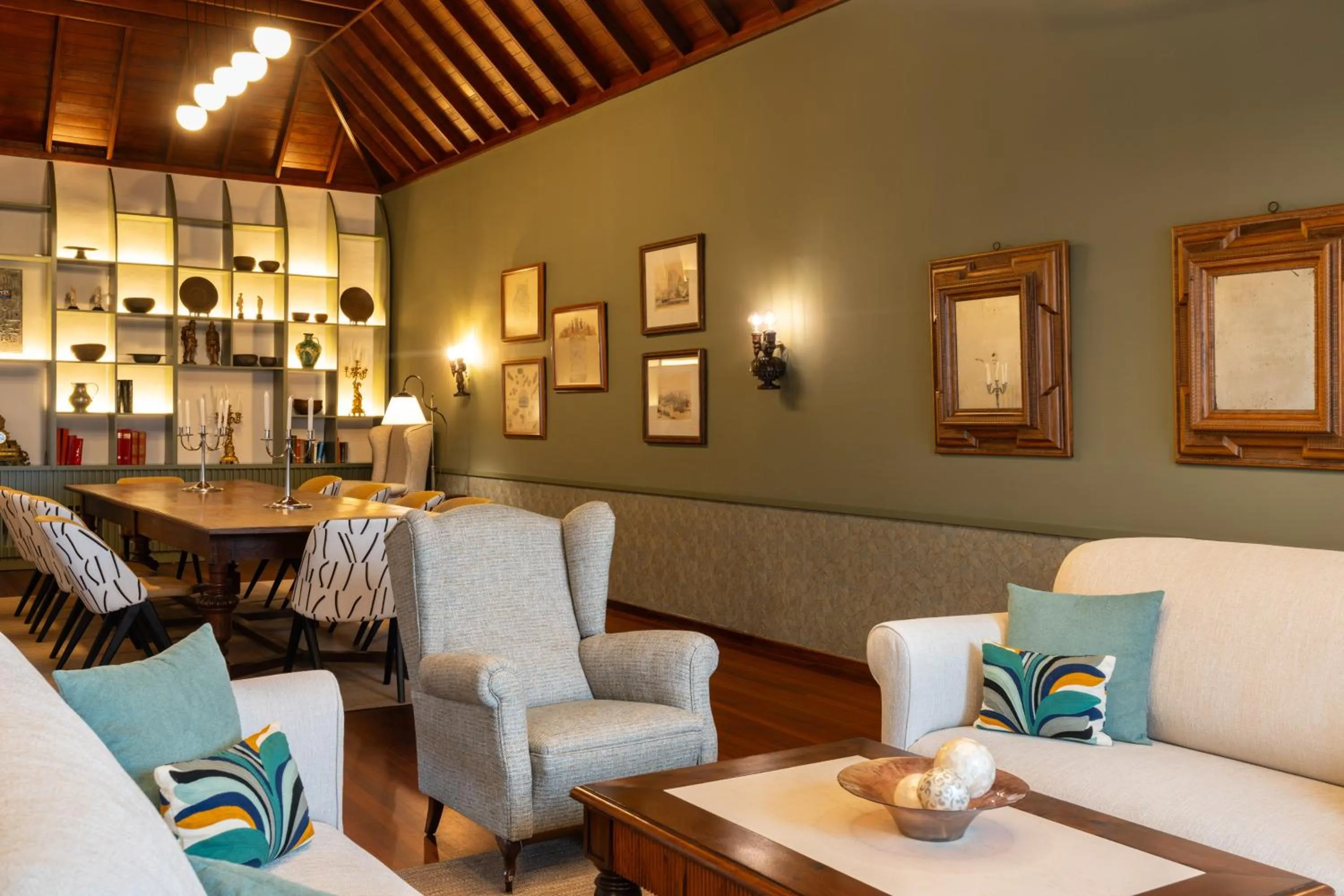 Library in Parador de La Palma