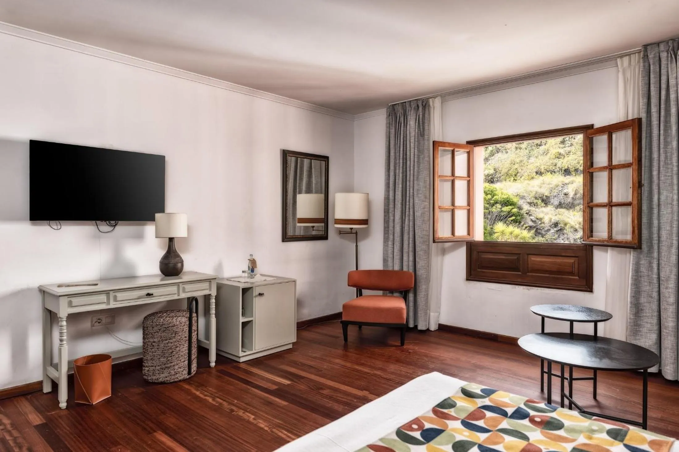 Photo of the whole room, Bed in Parador de La Palma