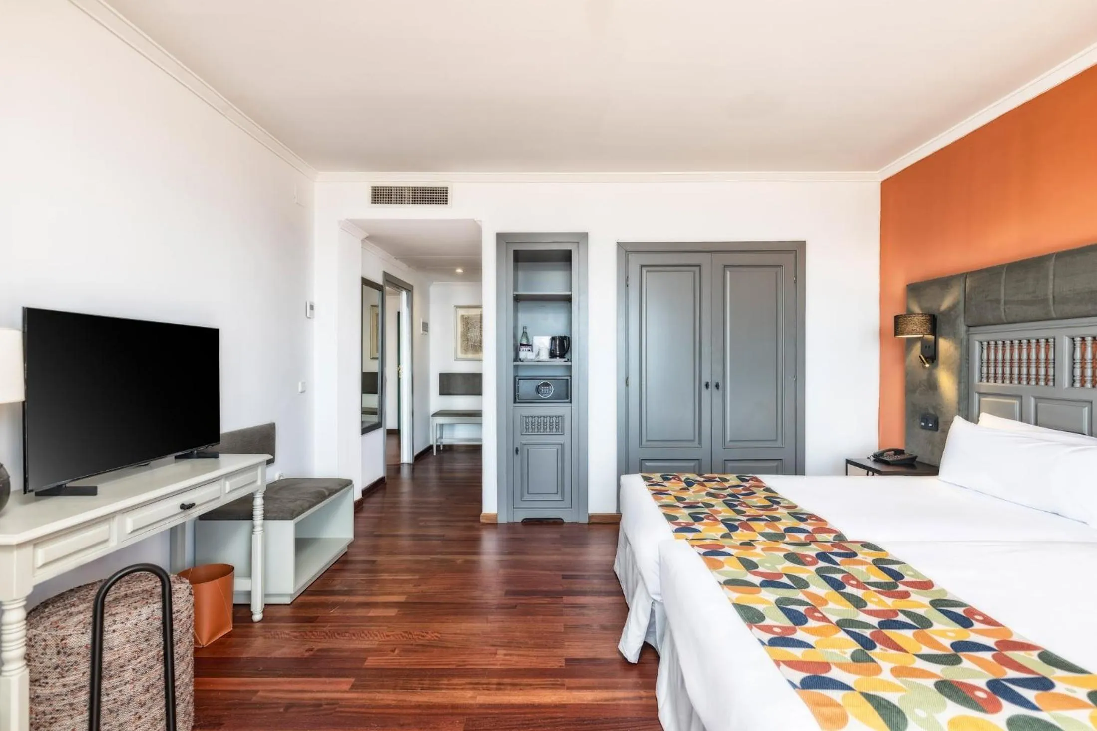 Photo of the whole room, Bed in Parador de La Palma