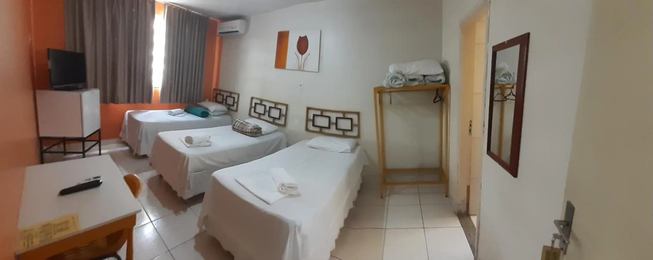 Bathroom, Bed in Hotel Itaipu