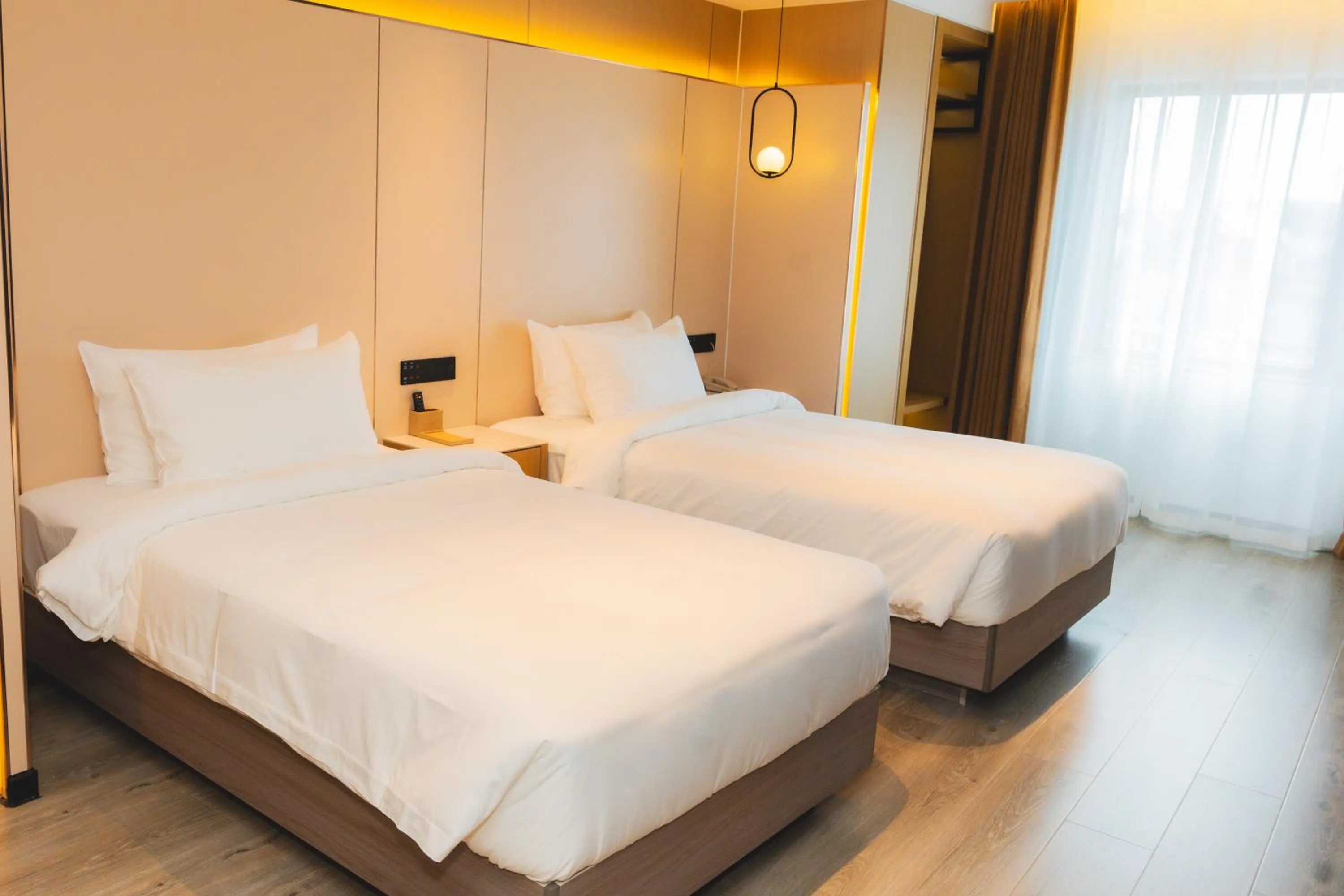 Bedroom, Bed in Jiuding Joy Hotel