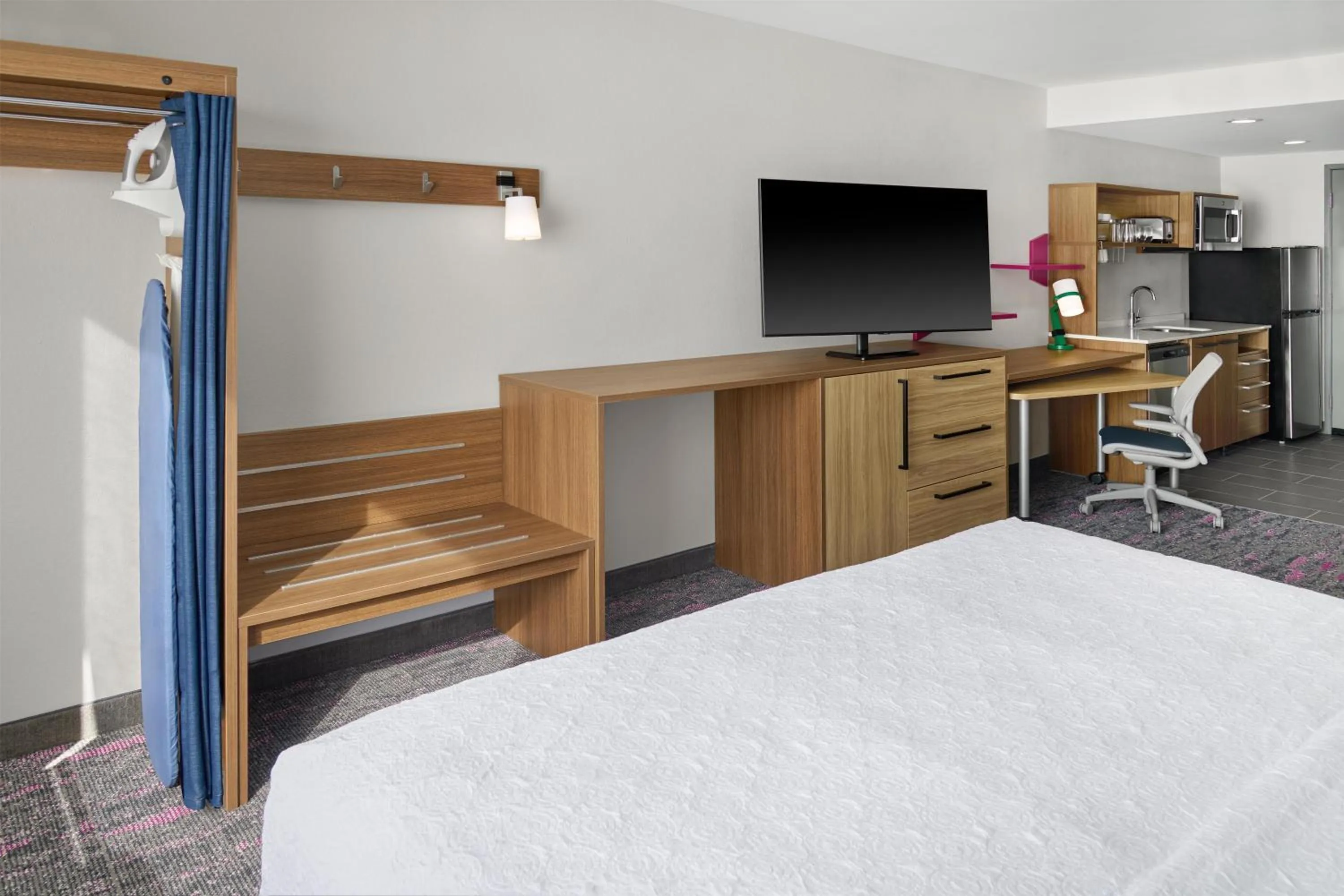 Kitchen or kitchenette, Bed in Home2 Suites By Hilton Frankenmuth