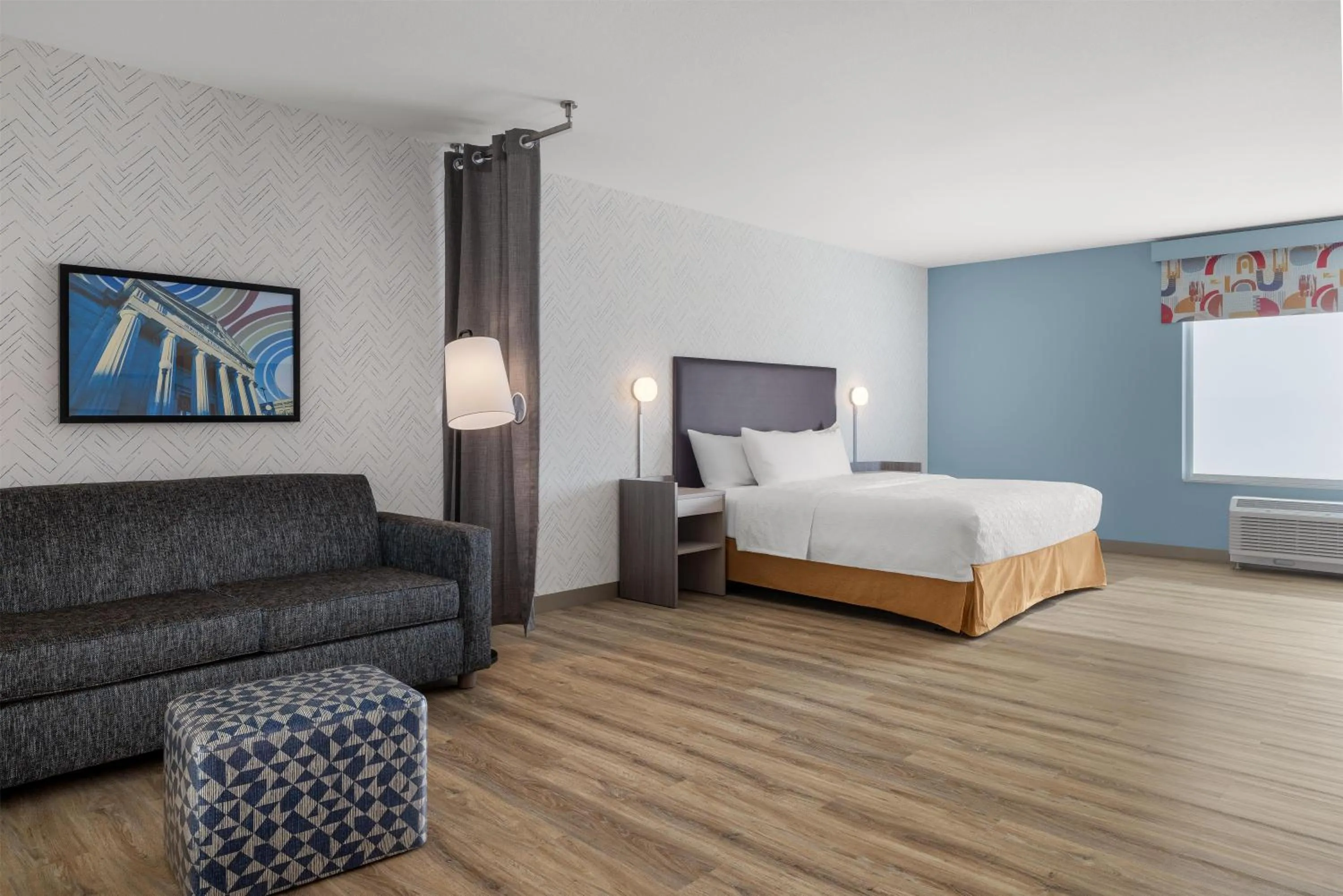 Living room, Bed in Home2 Suites By Hilton Muncie