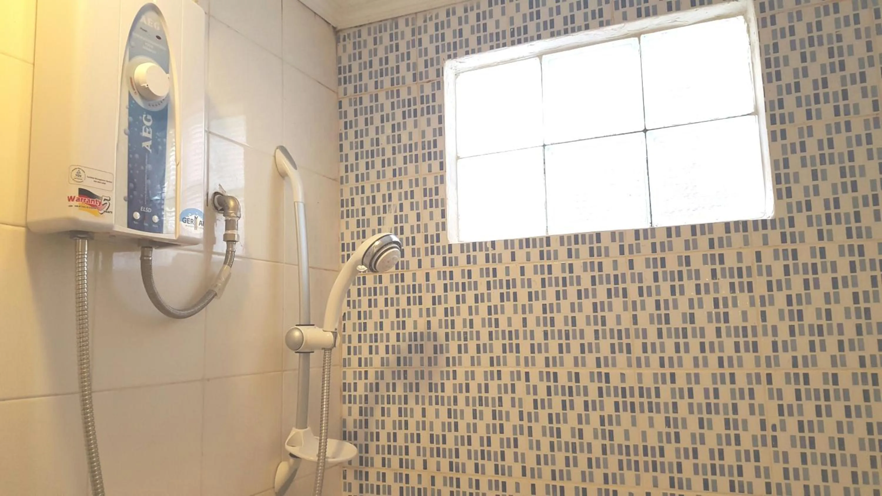 Shower in La Vida Hostel Samal Island