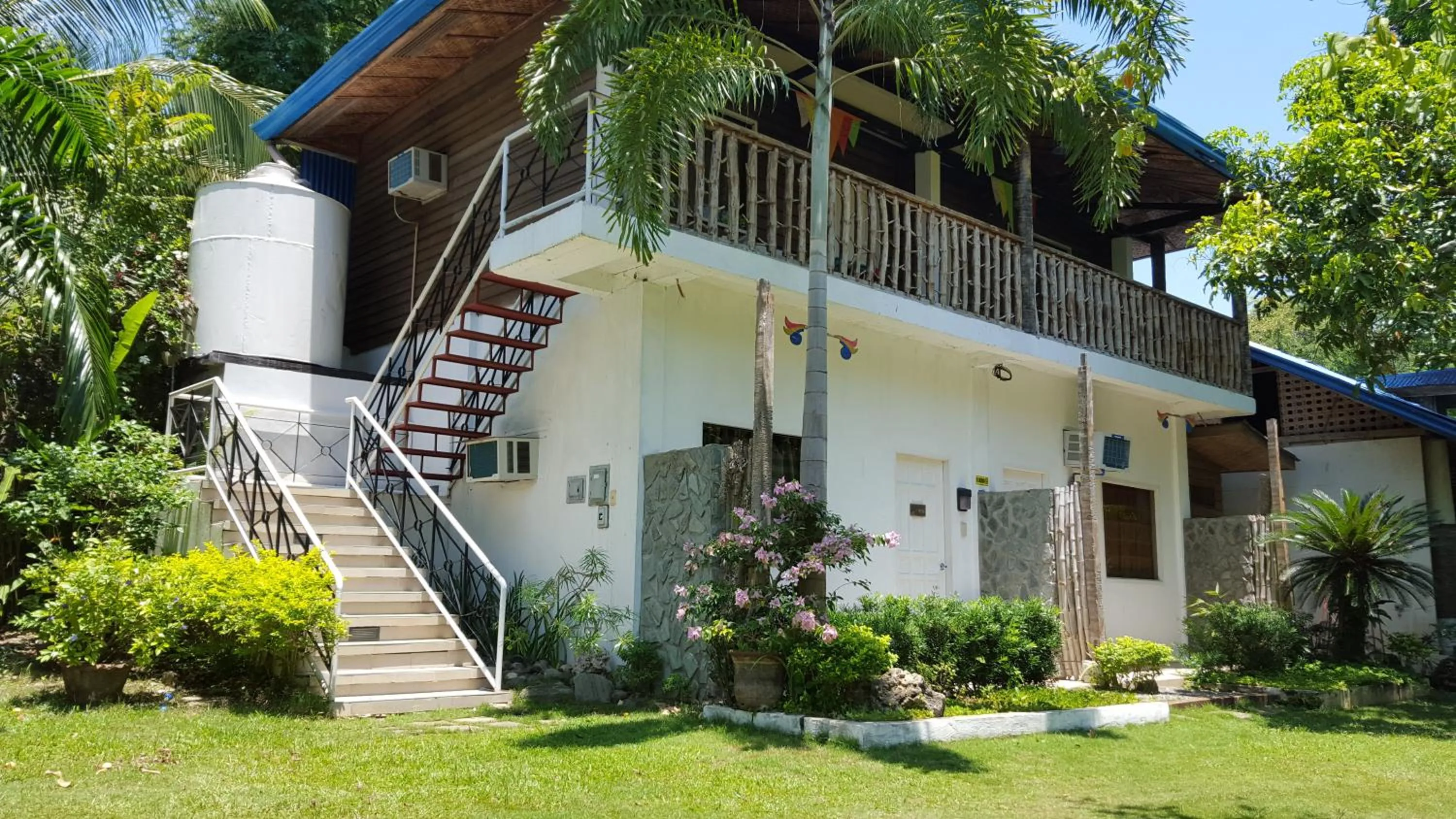 Facade/entrance in La Vida Hostel Samal Island