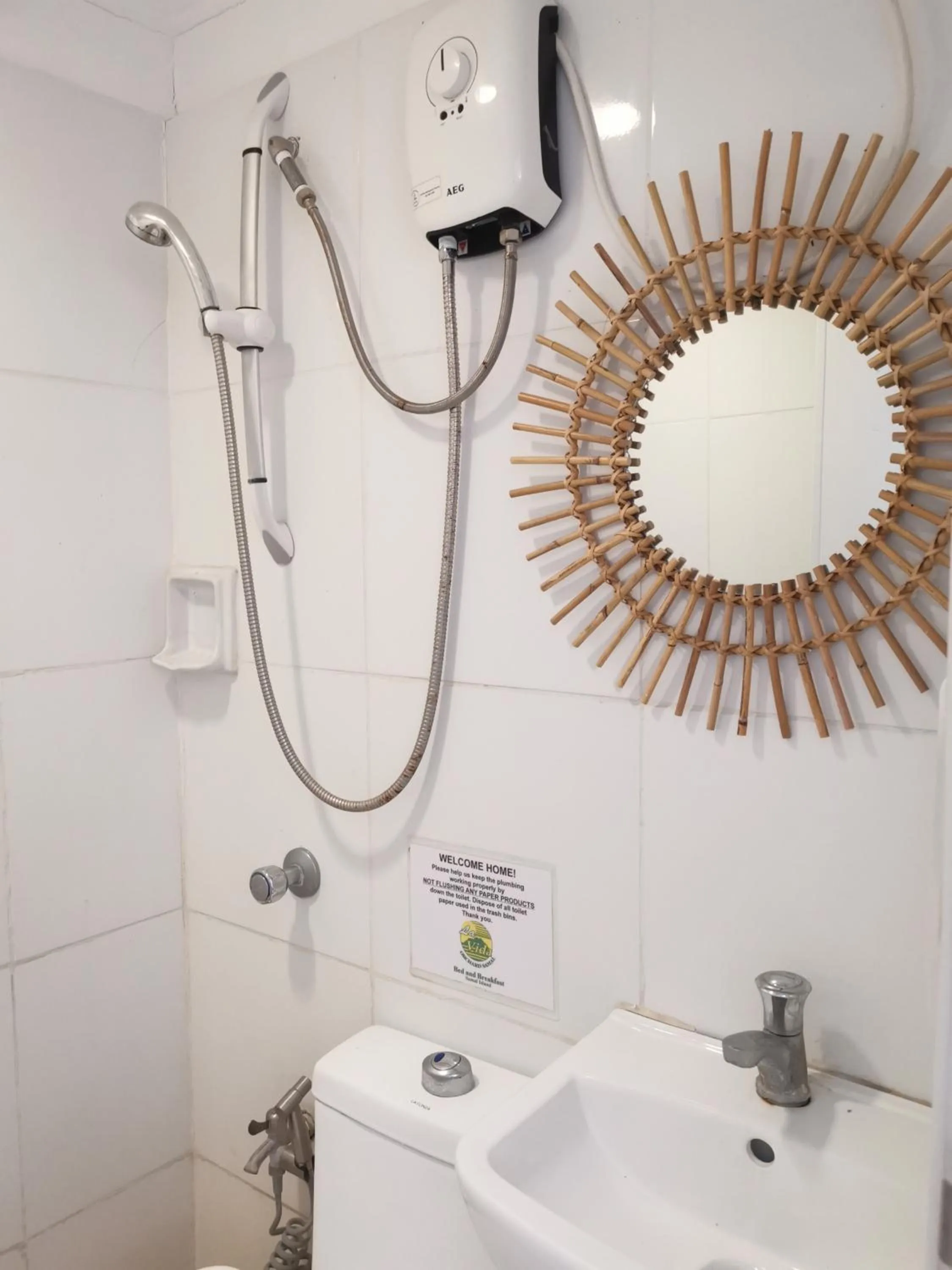 Bathroom in La Vida Hostel Samal Island