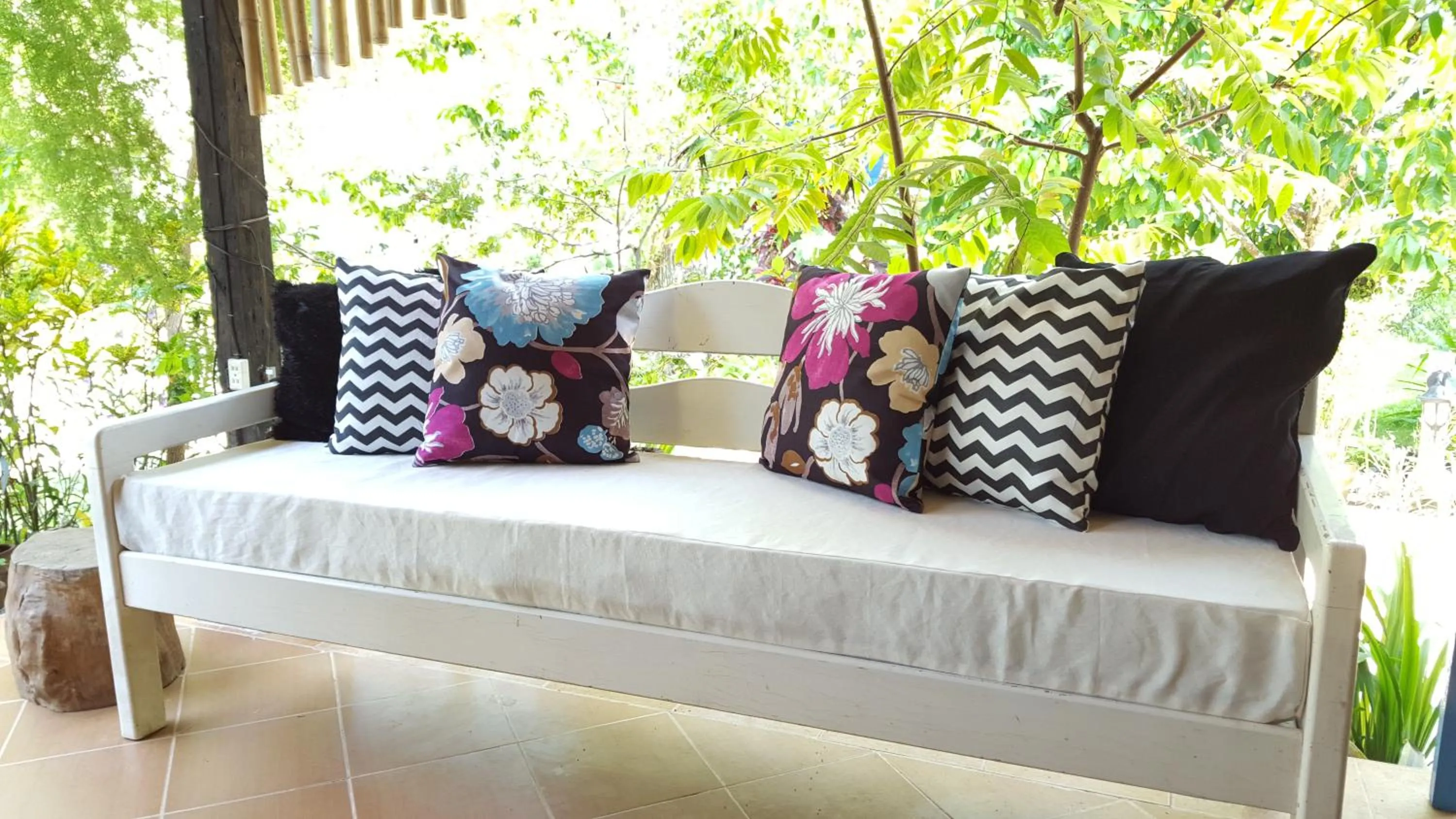 Communal lounge/ TV room in La Vida Hostel Samal Island