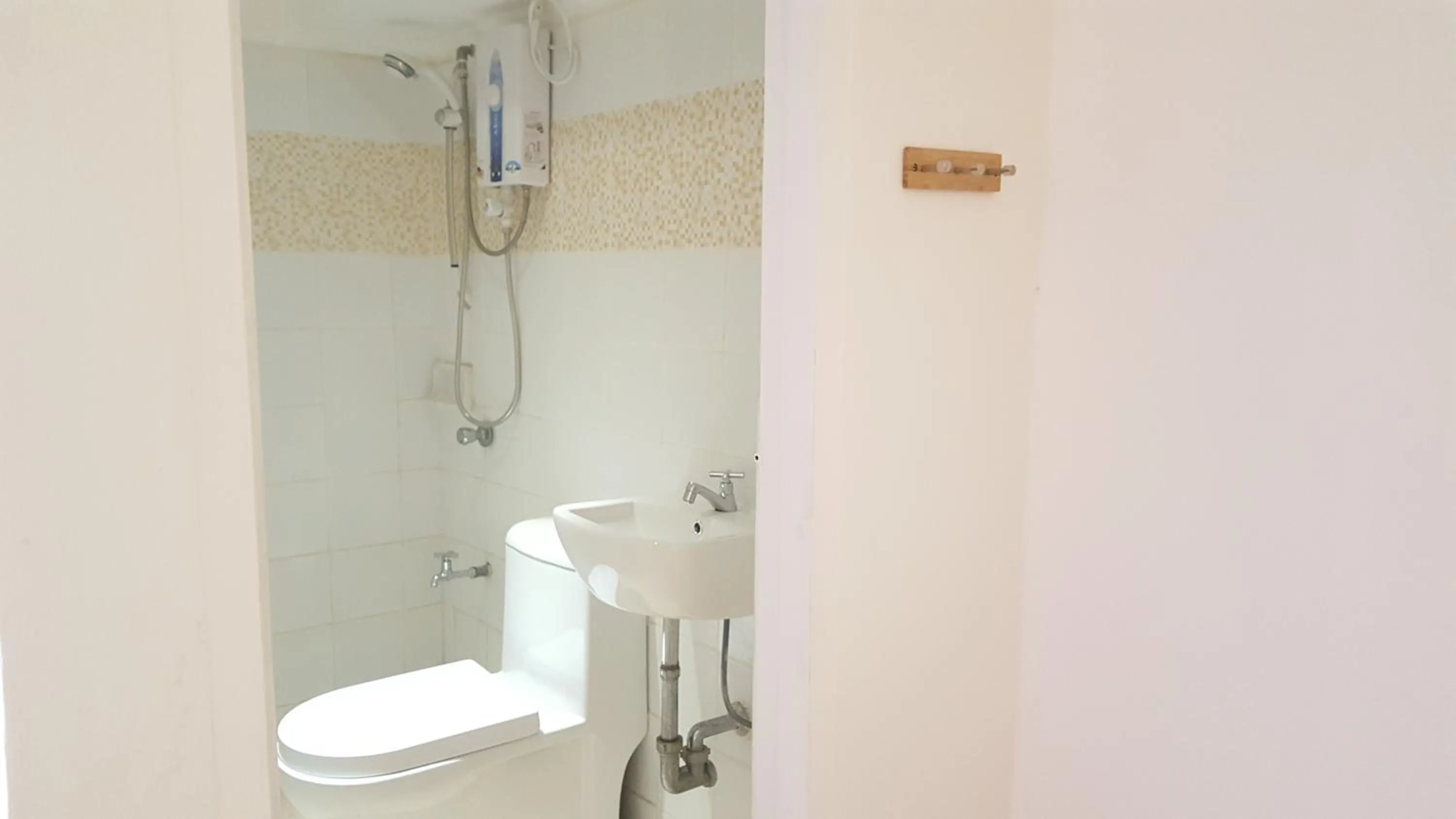 Bathroom in La Vida Hostel Samal Island