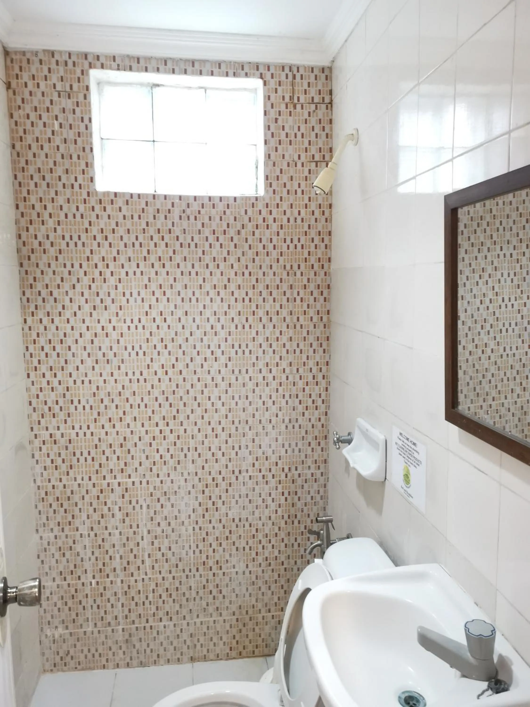 Toilet in La Vida Hostel Samal Island