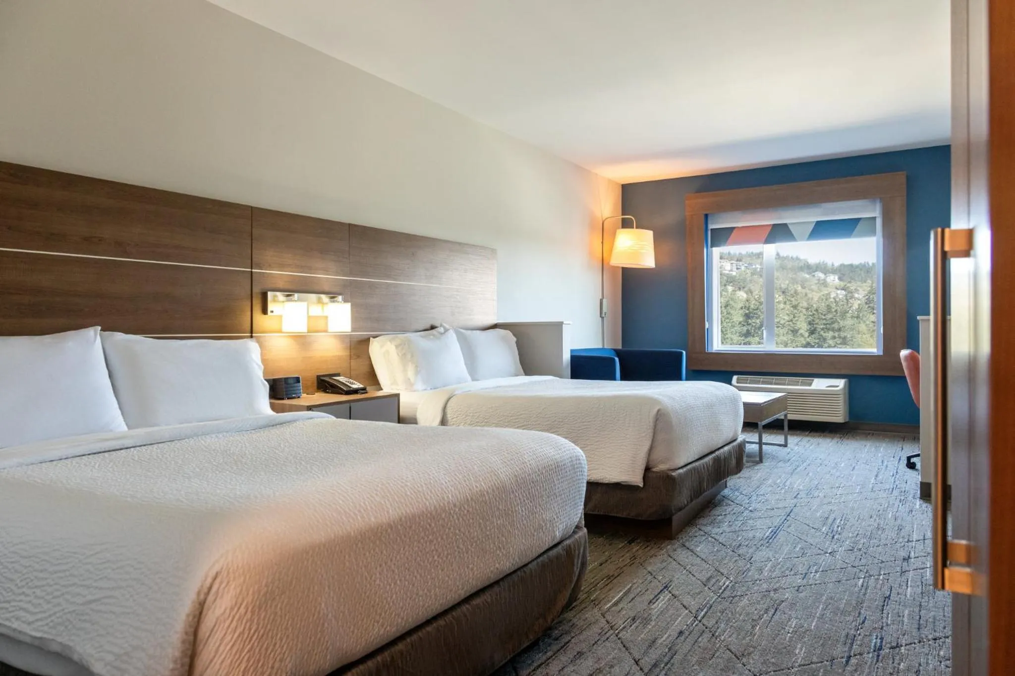 Photo of the whole room, Bed in Holiday Inn Express & Suites Victoria-Colwood by IHG
