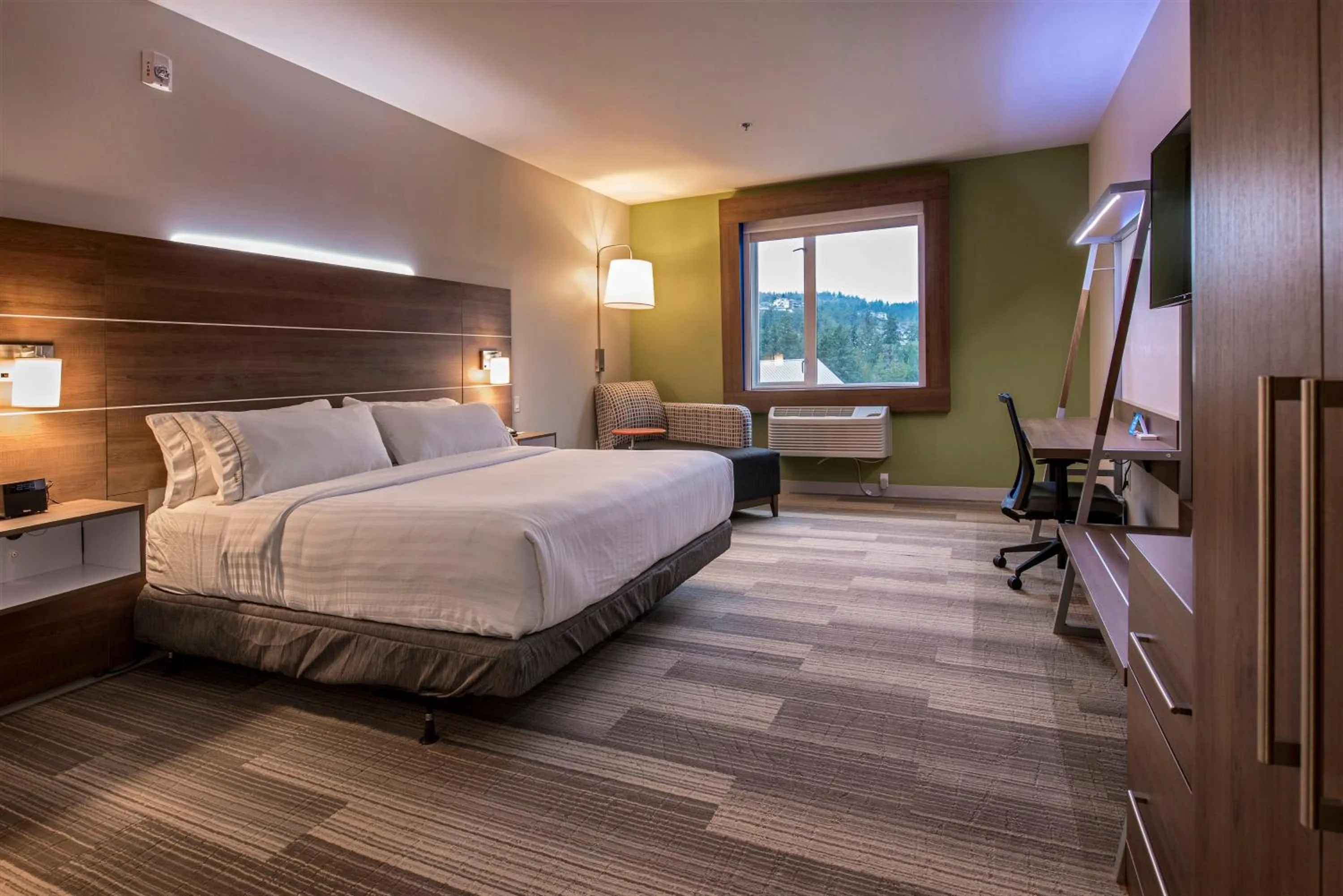 Photo of the whole room, Bed in Holiday Inn Express & Suites Victoria-Colwood by IHG