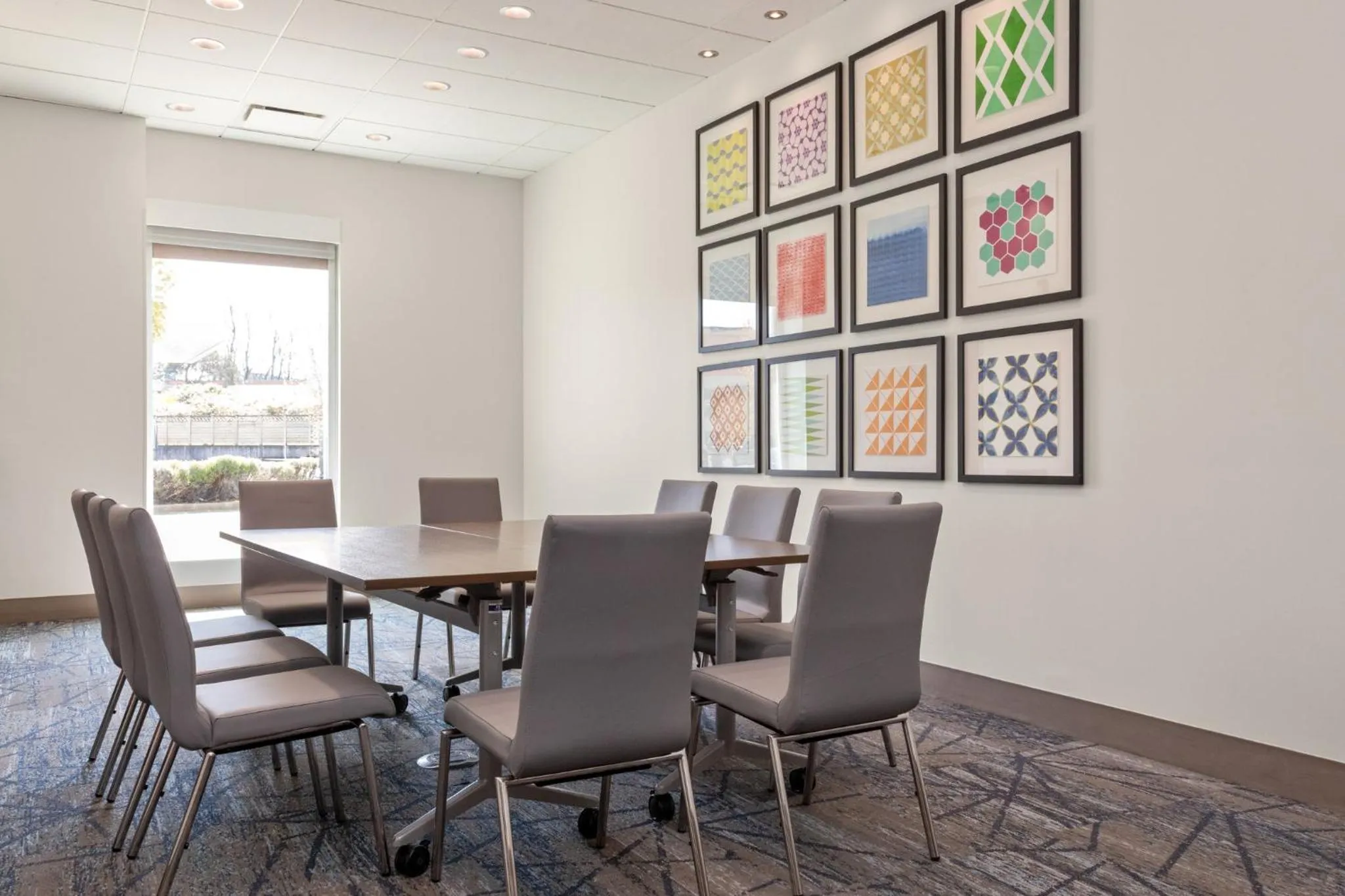 Meeting/conference room in Holiday Inn Express & Suites Victoria-Colwood by IHG